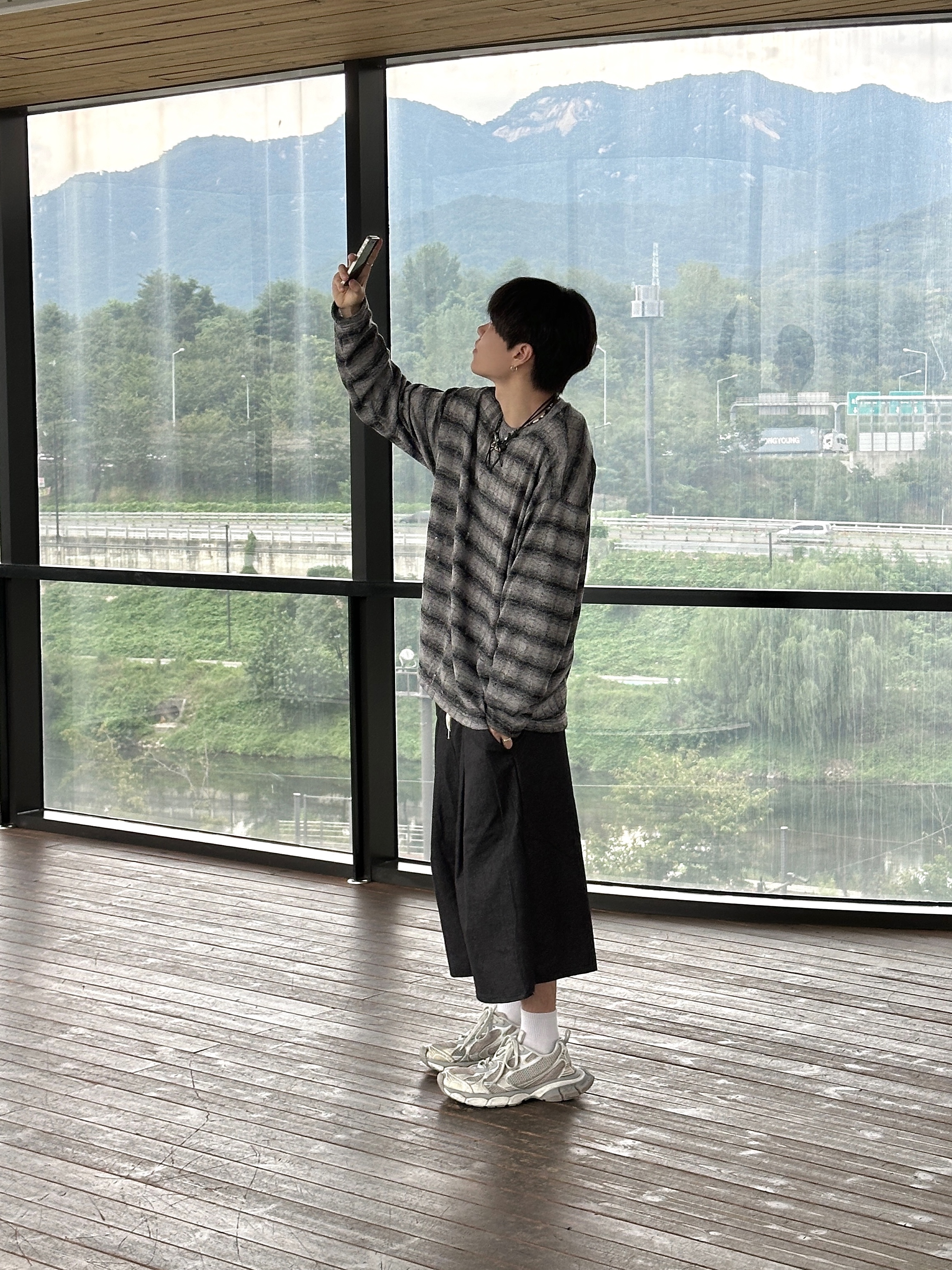 Balenciaga 3XL Sneakers Light Beige 착용 스타일 - 2