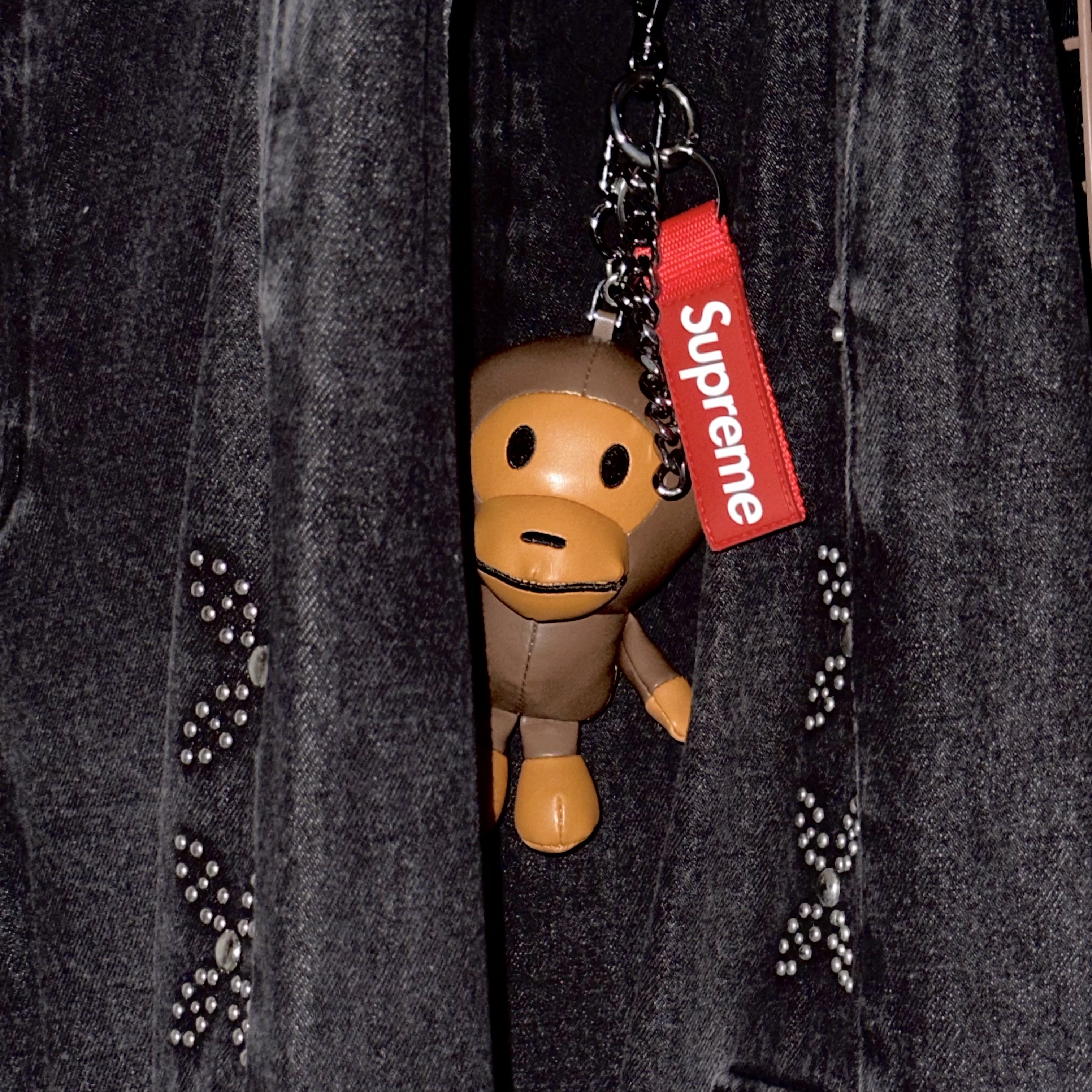 BAPE Baby Milo Plush Doll Keychain Brown, Supreme Webbing Keychain Red - 23SS 착용 스타일