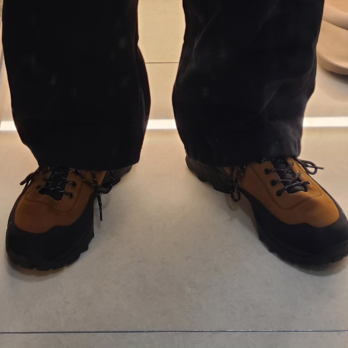 Roa Hiking Neal Brown Black 착용 스타일