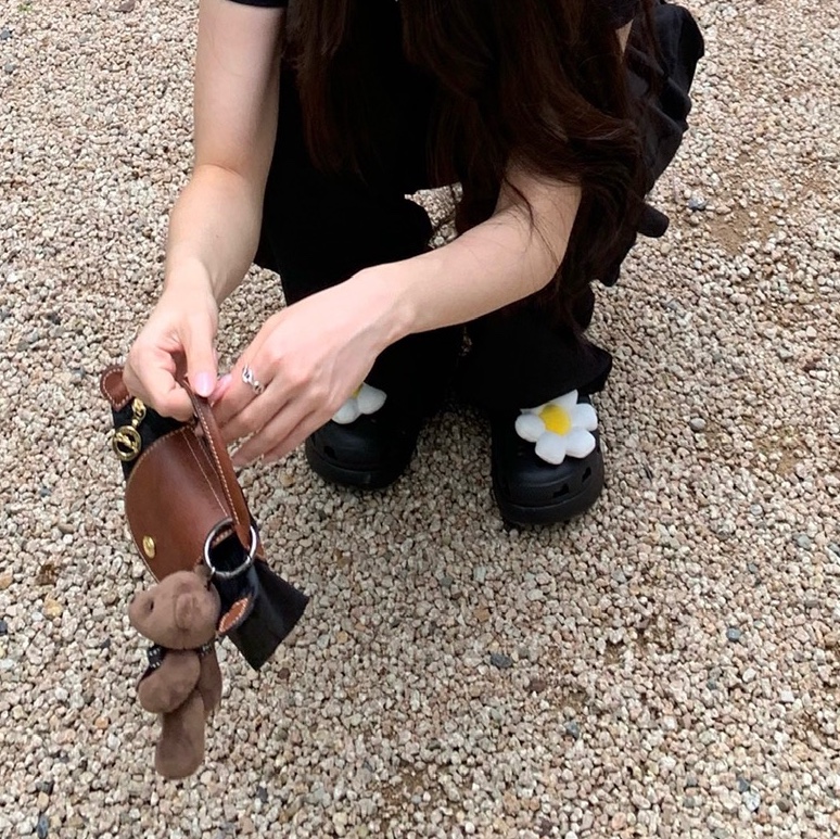 Crocs Classic Crush Clog Black, Longchamp Le Pliage Original Handle Pouch Black 착용 스타일 - 2