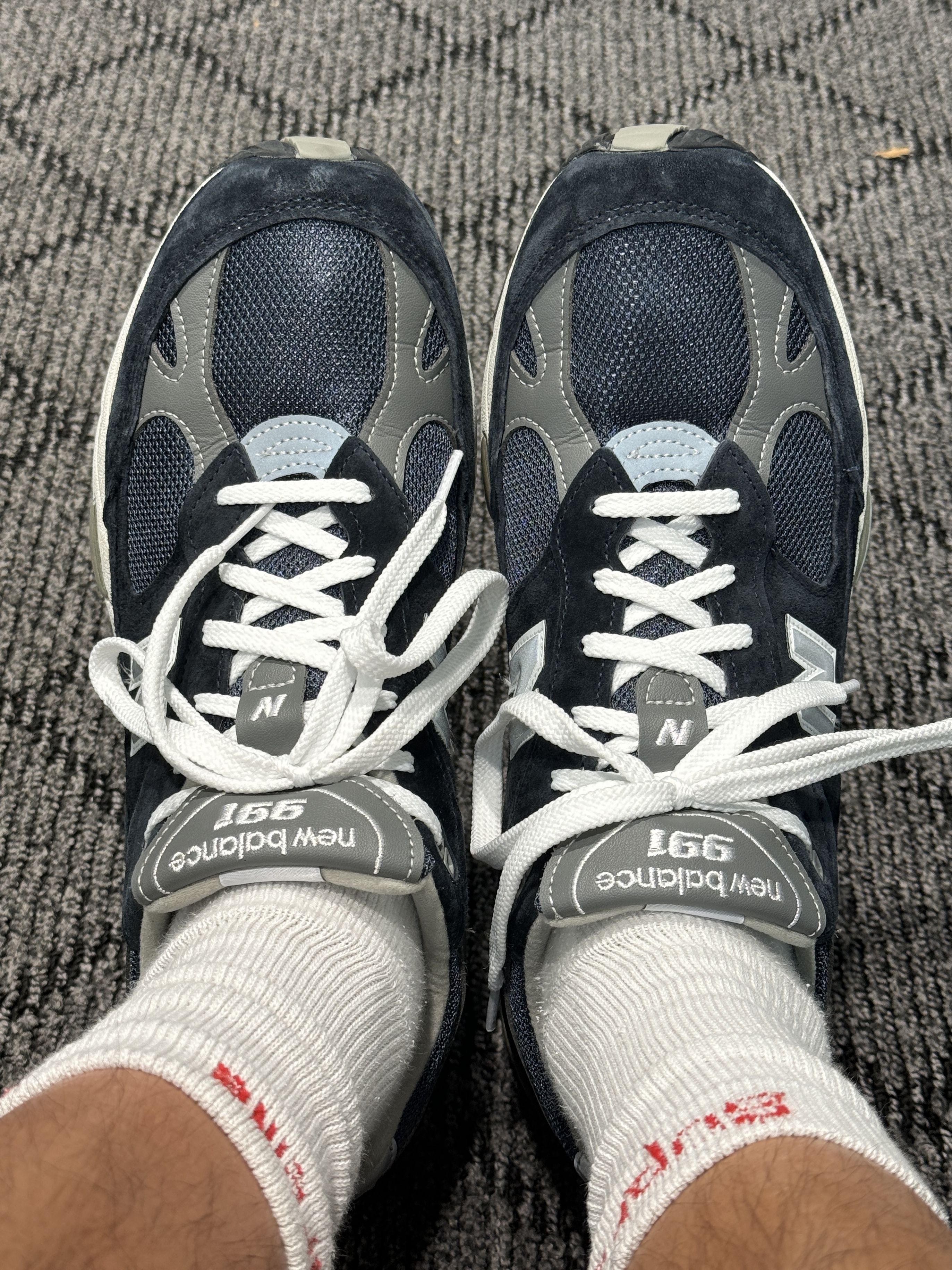 New Balance 991 Made in UK Navy, Supreme Hanes Crew Socks White (4 Pack) 착용 스타일
