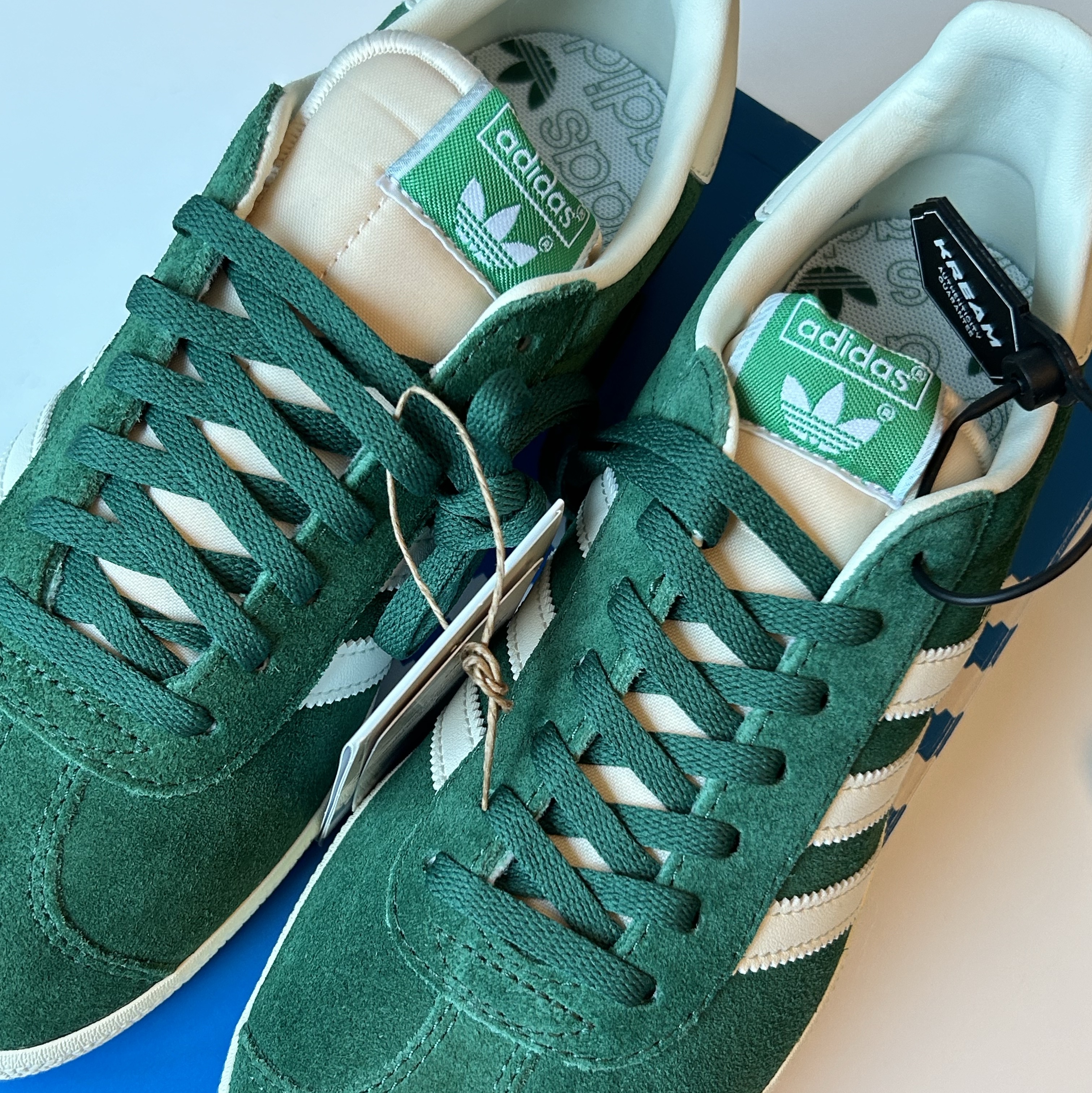 Adidas Gazelle Dark Green Cream White 착용 스타일 - 2