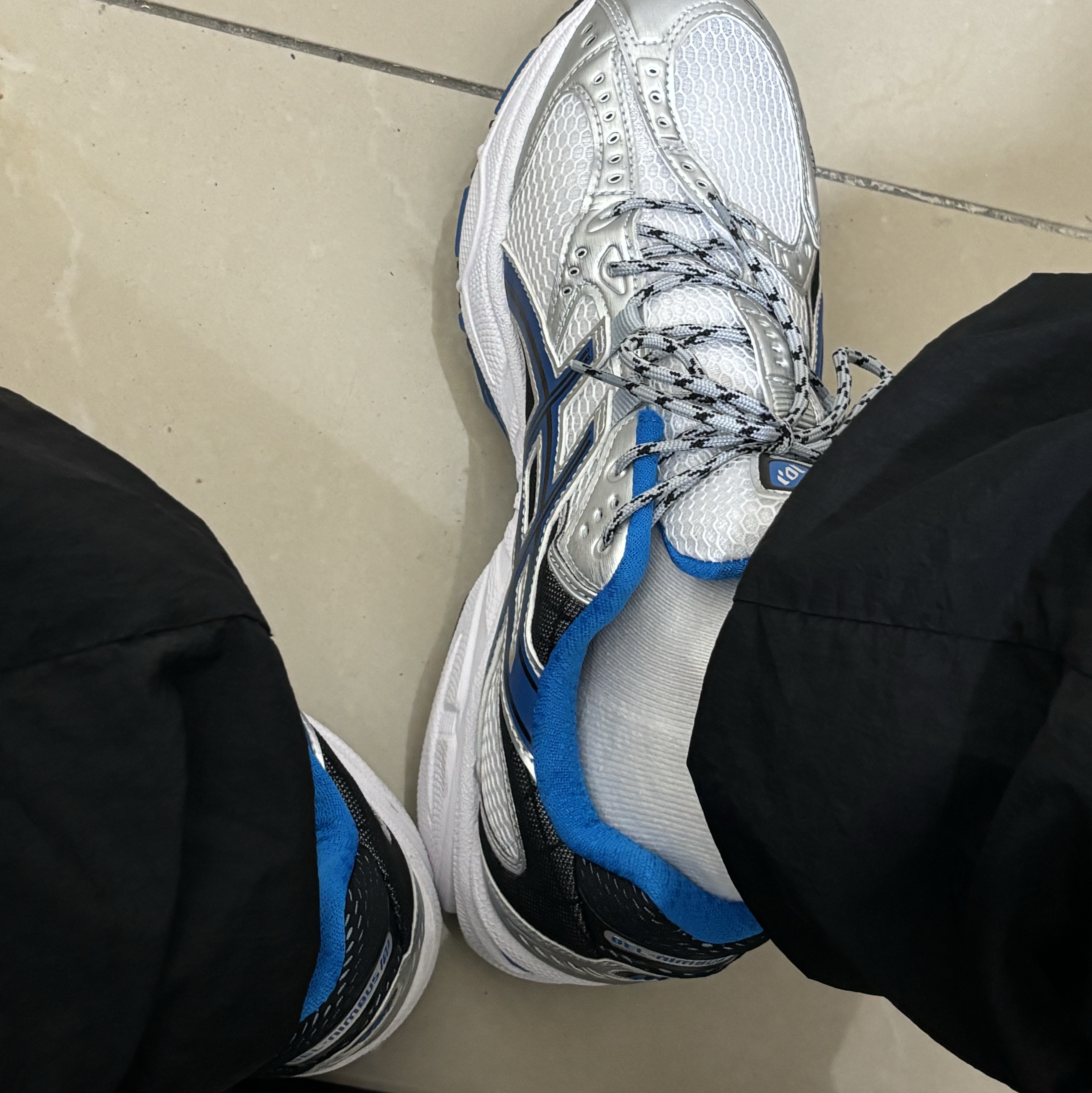 Asics Gel-Nimbus 10.1 White Directoire Blue, Stussy Housefly T-Shirt Black 착용 스타일 - 2