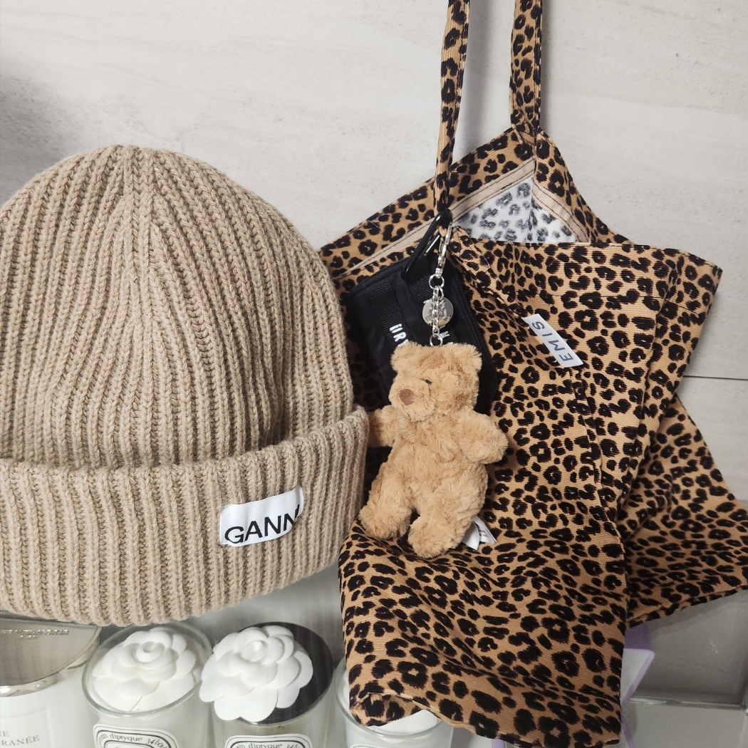 Emis Leopard Corduroy Eco Bag Beige, Ganni Wool Beanie Starfish 착용 스타일