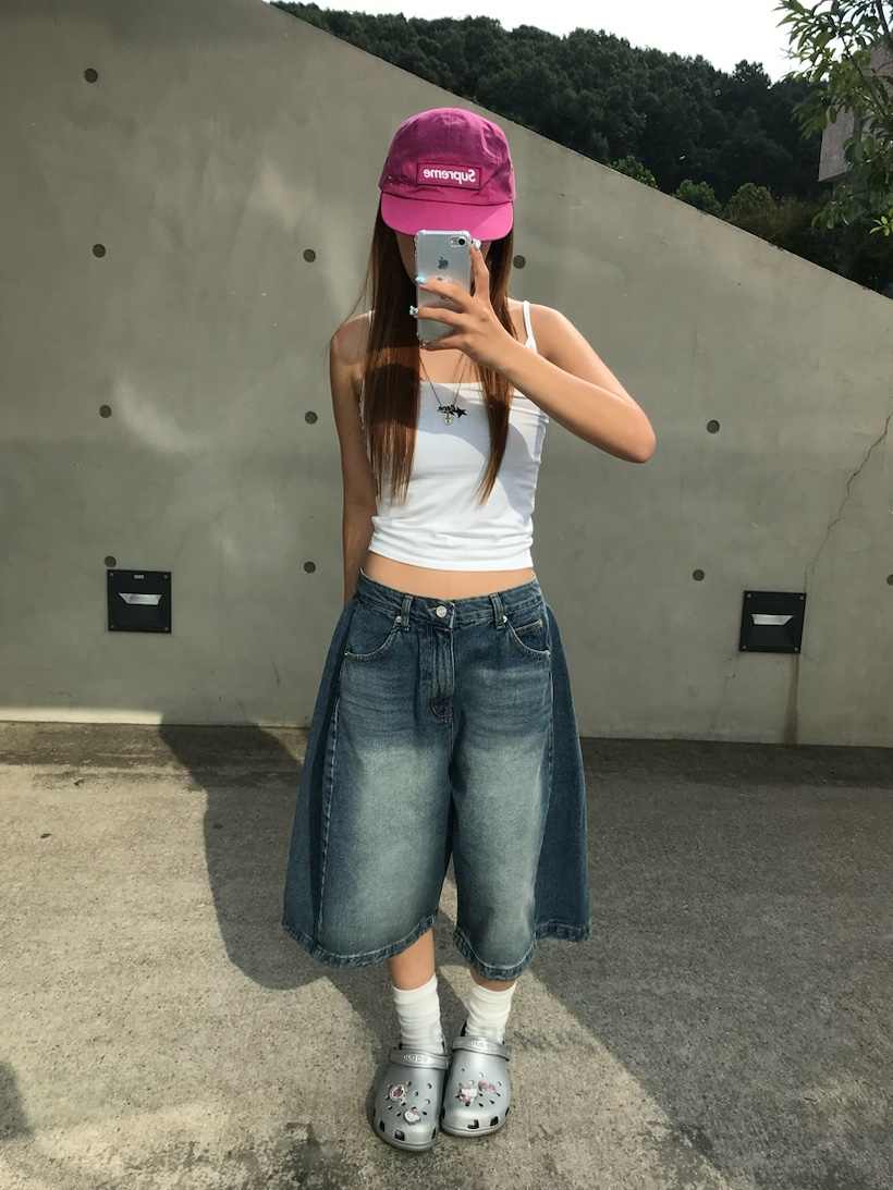 (W) BAPE STA Logo Camisole White, Crocs Classic Metallic Clog Silver 착용 스타일