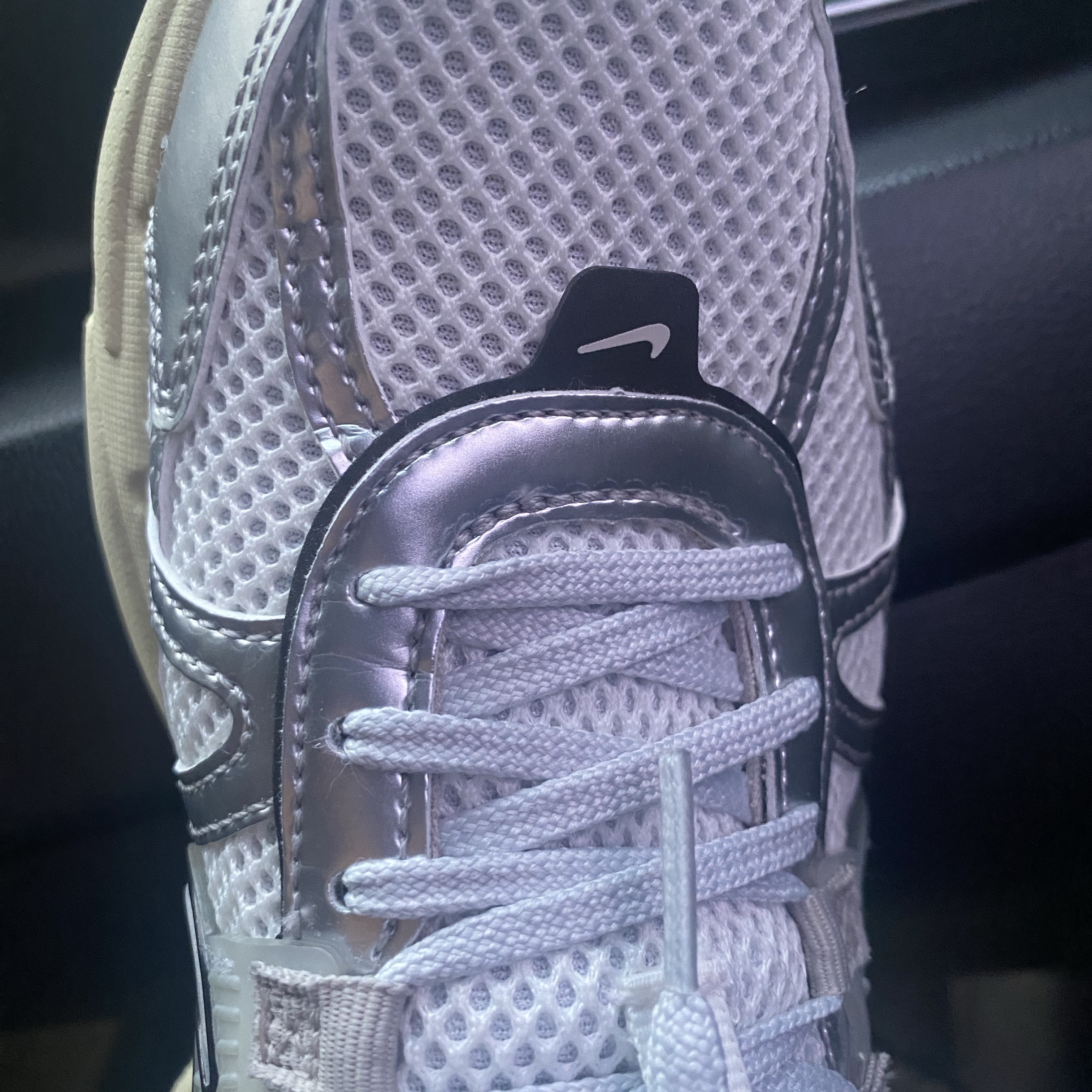 Nike V2K Run Summit White Metallic Silver 착용 스타일 - 1