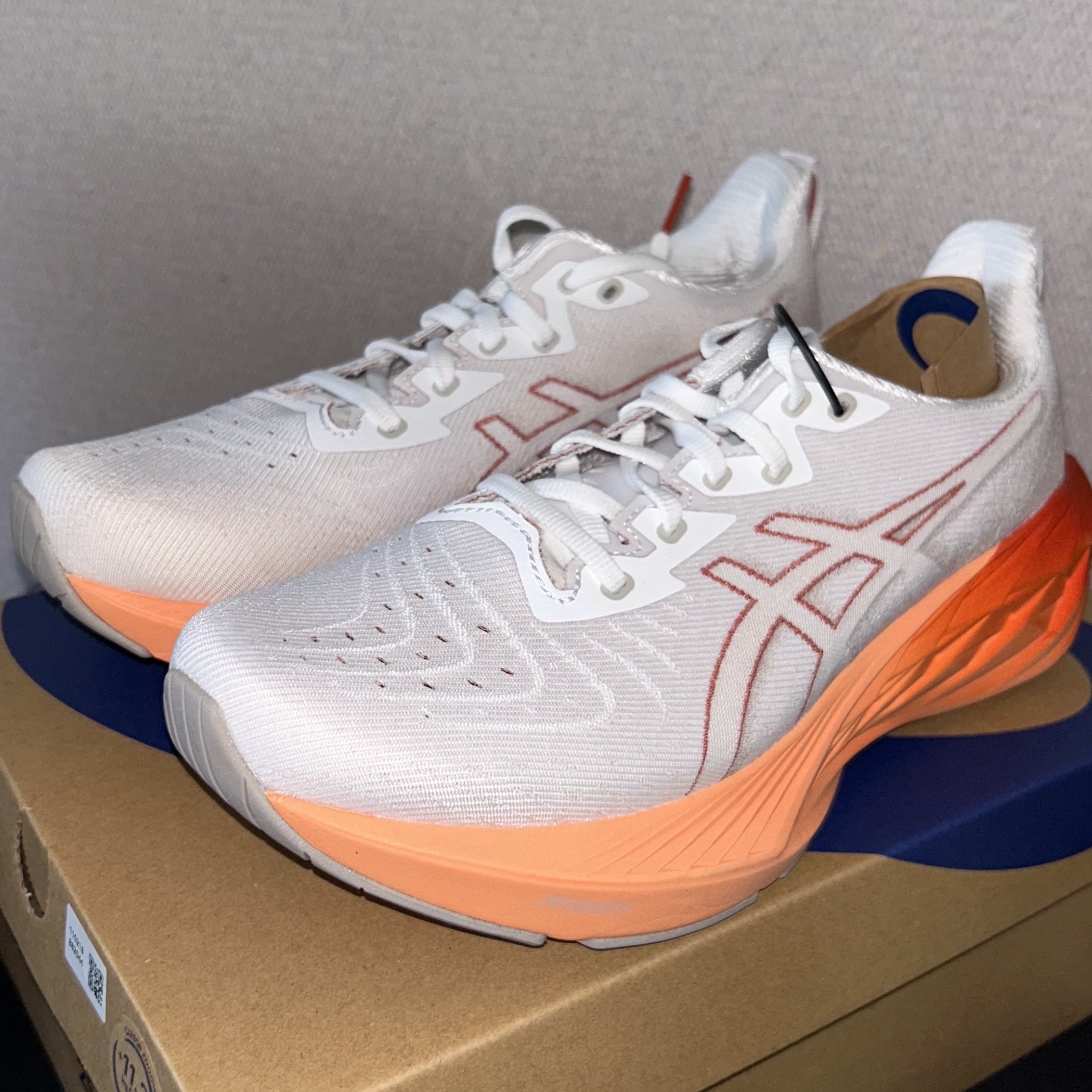 Asics Novablast 4 White Faded Orange - 2E Wide 착용 스타일 - 2