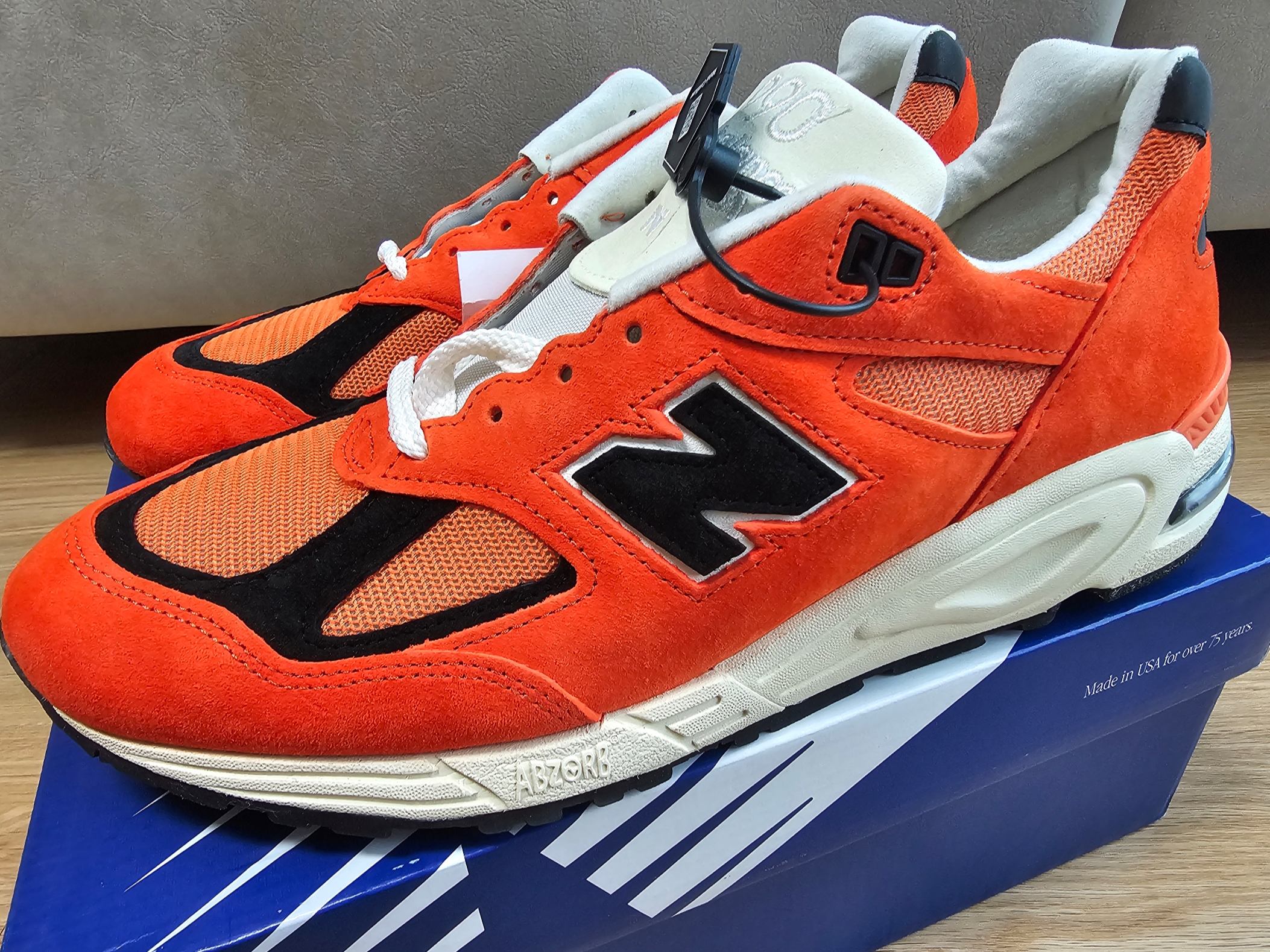 New Balance 990v2 Made in USA Marigold Black 착용 스타일 - 1