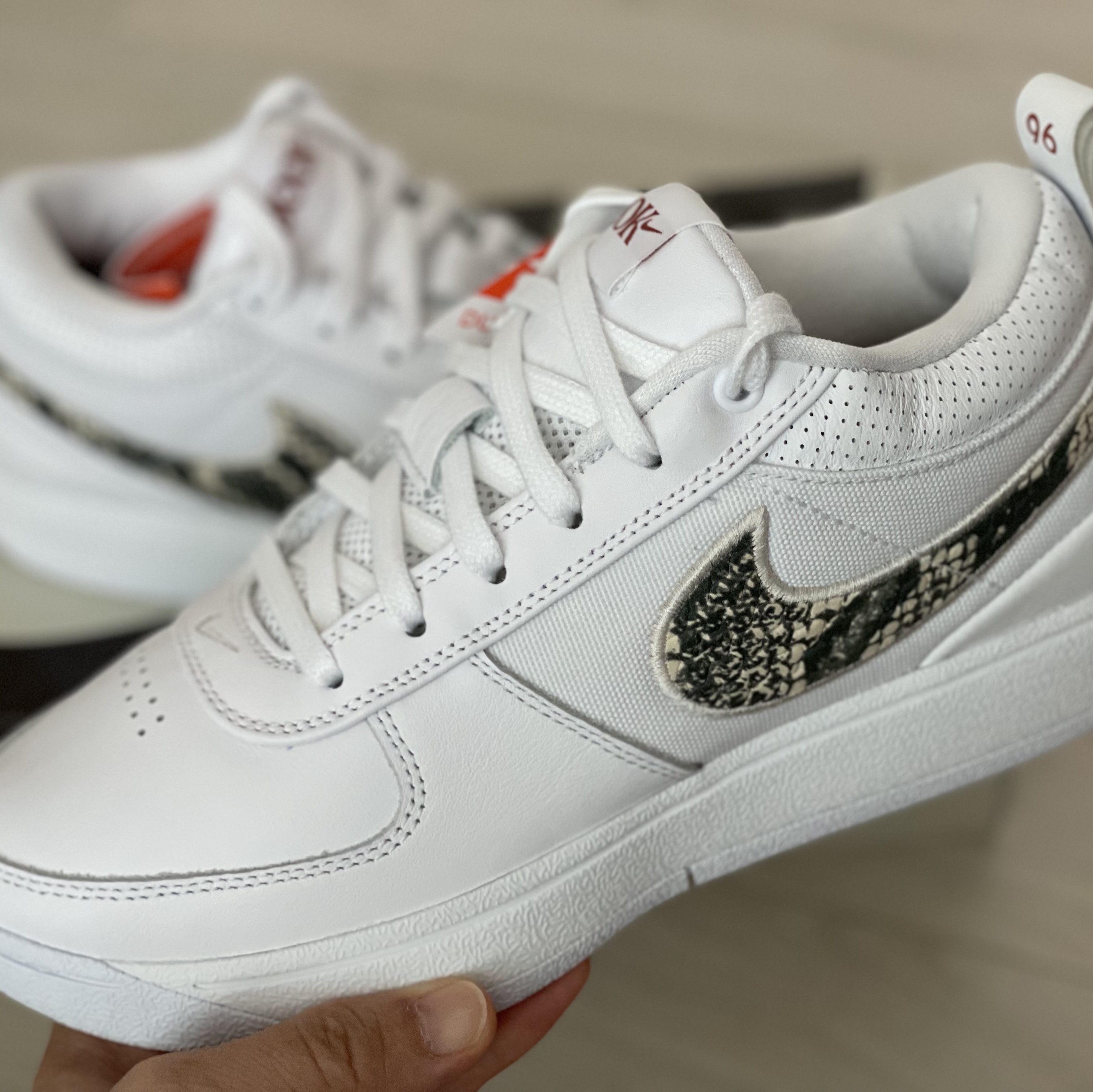 Nike Book 1 EP White Light Orewood Brown 착용 스타일