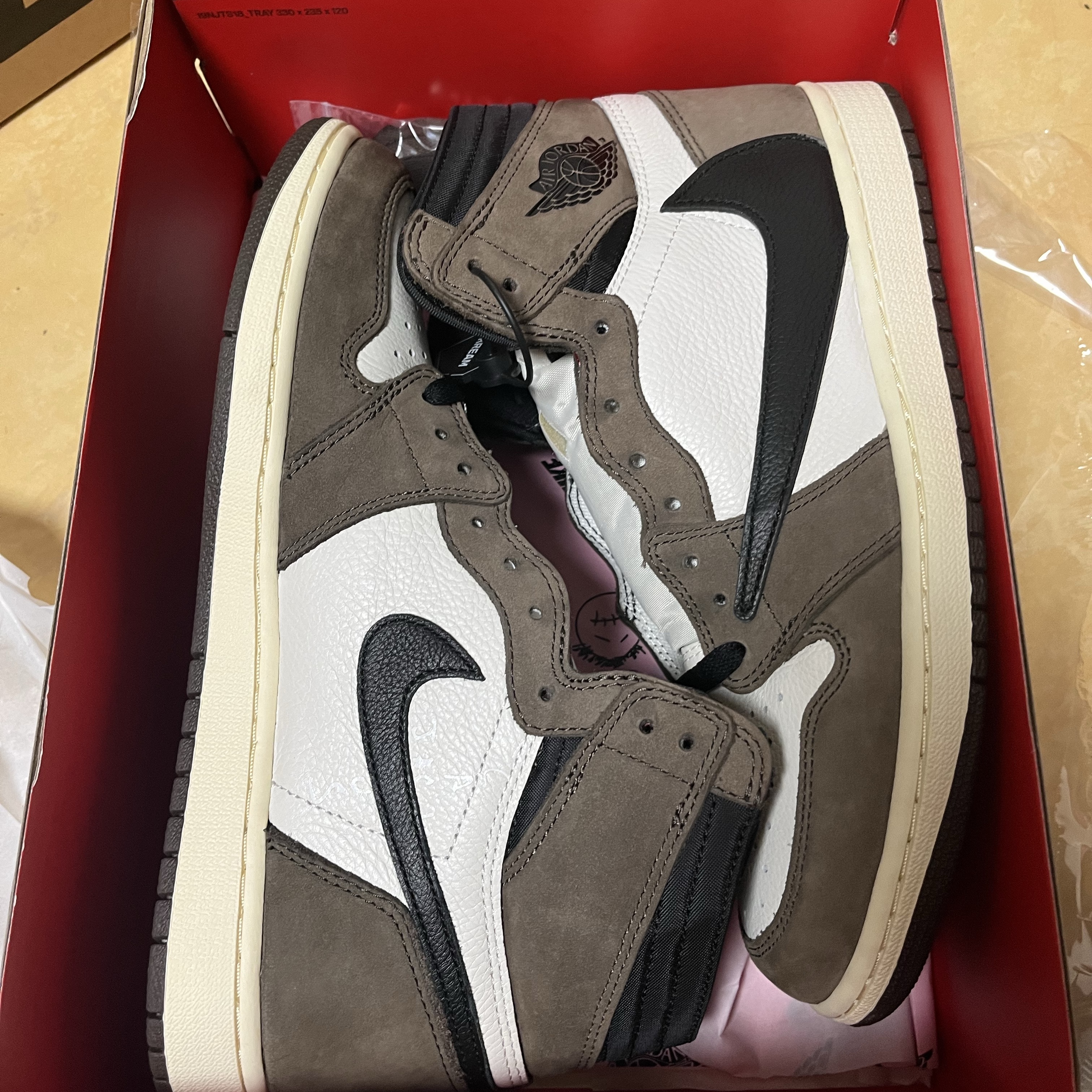 Jordan 1 x Travis Scott Retro High OG SP Mocha 착용 스타일 - 2