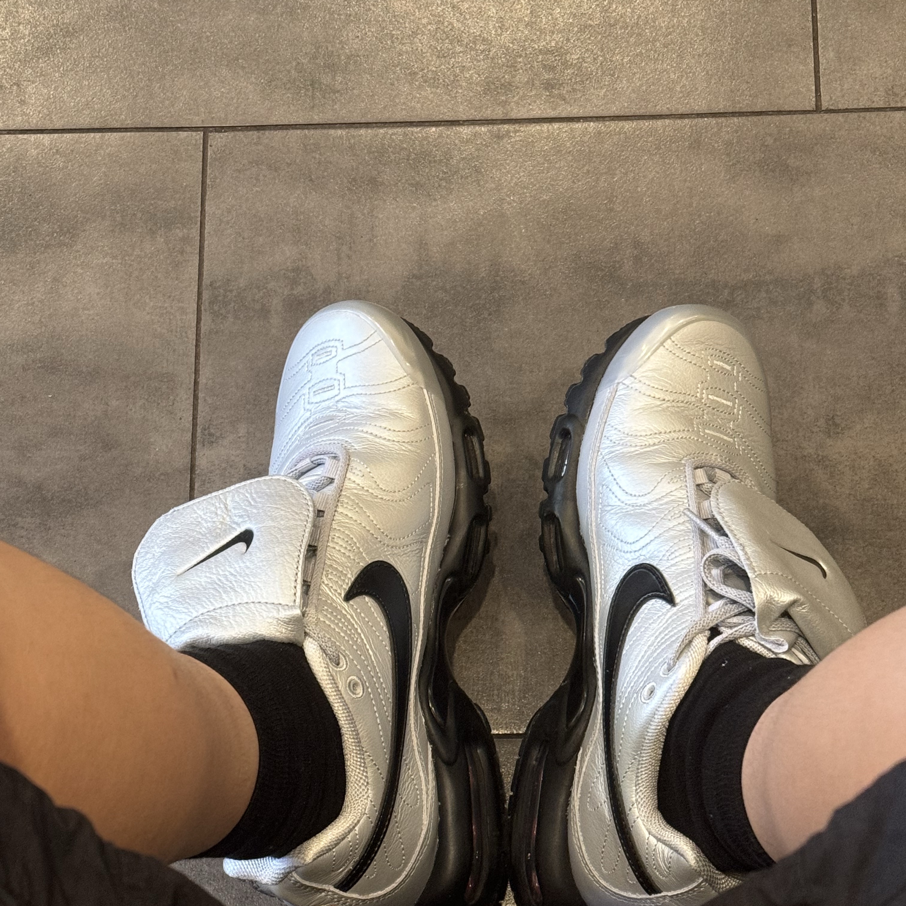 Nike Air Max Plus TNPO Wolf Grey and Black 착용 스타일