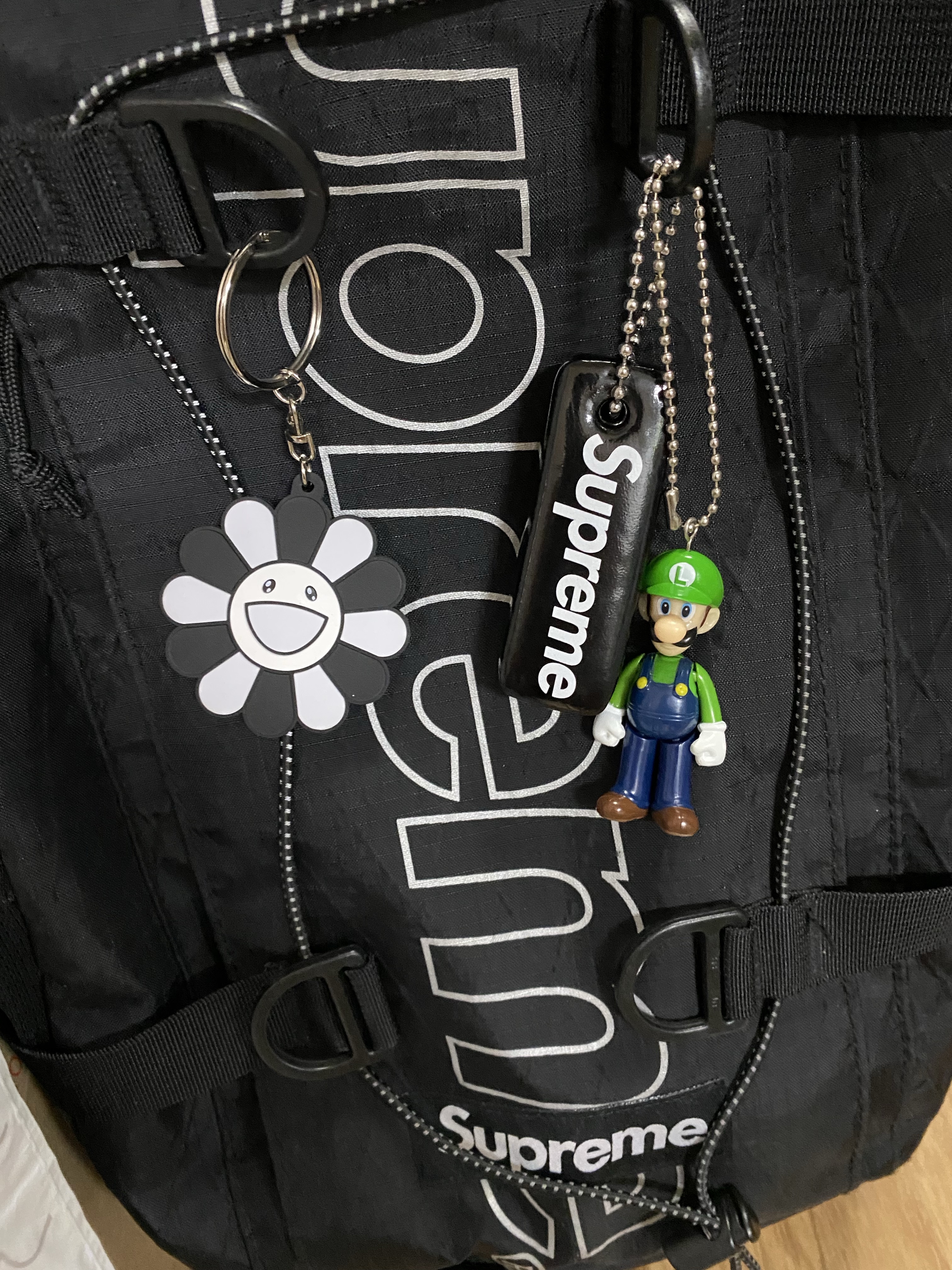 Kaikai Kiki Flower Rubber Keyring Gray Black, Supreme Floating Keychain Black - 23FW 착용 스타일