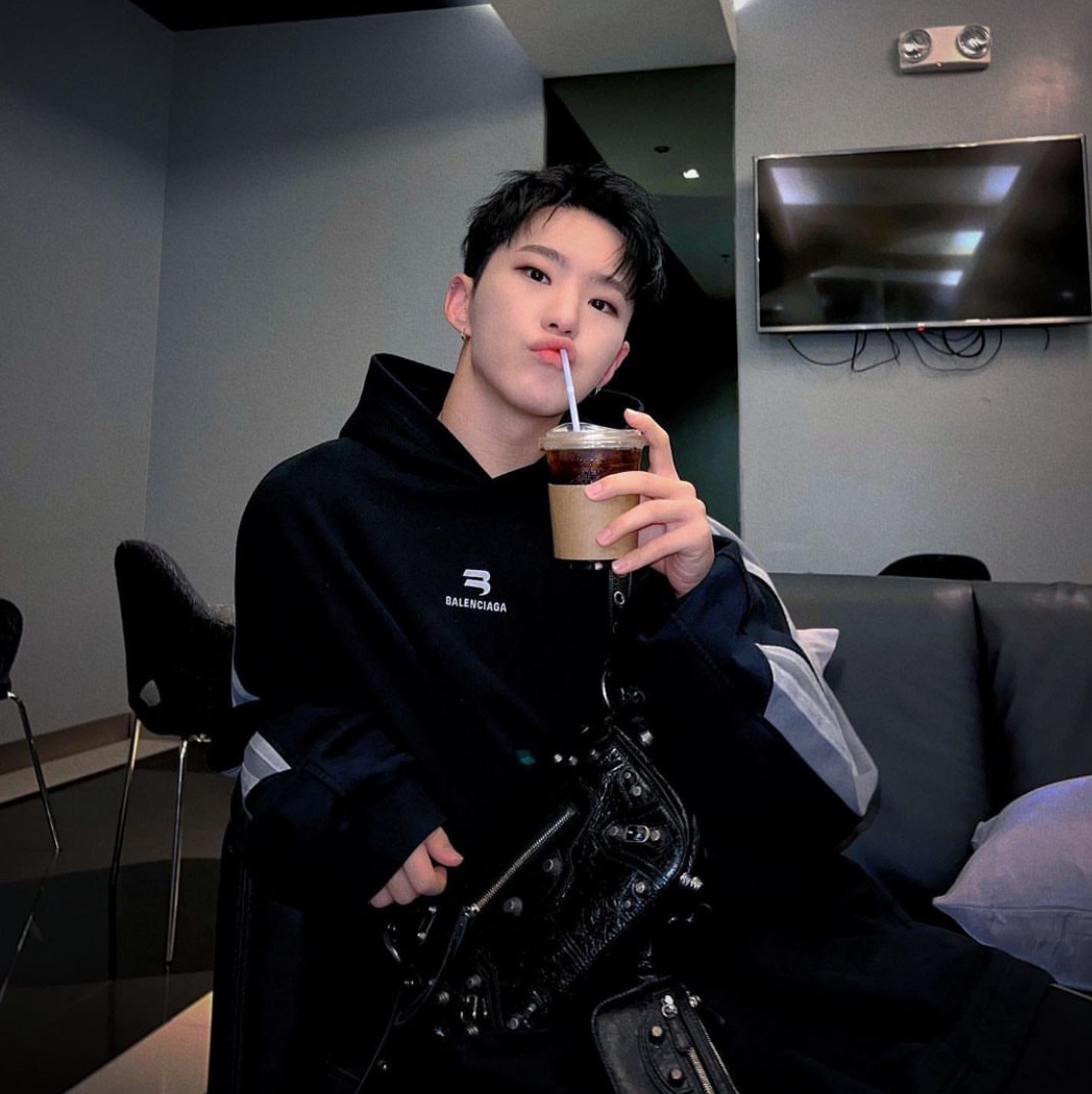 Balenciaga Sporty B Hoodie Black 착용 스타일