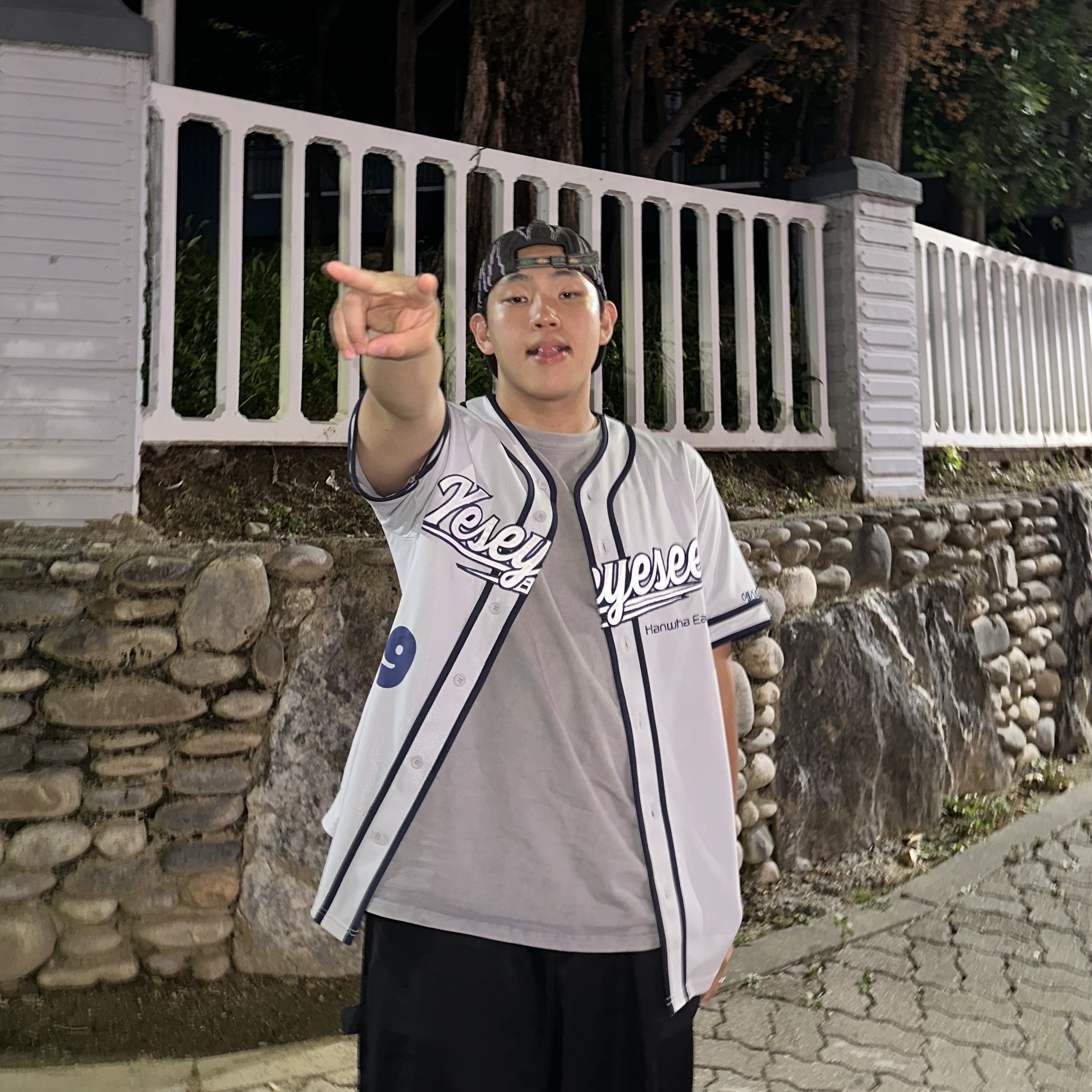 Hanwha Eagles x Yeseyesee Baseball Jersey Grey, Xlim Ep.3 Synopsis 01 T-Shirt Light Blue 착용 스타일 - 2