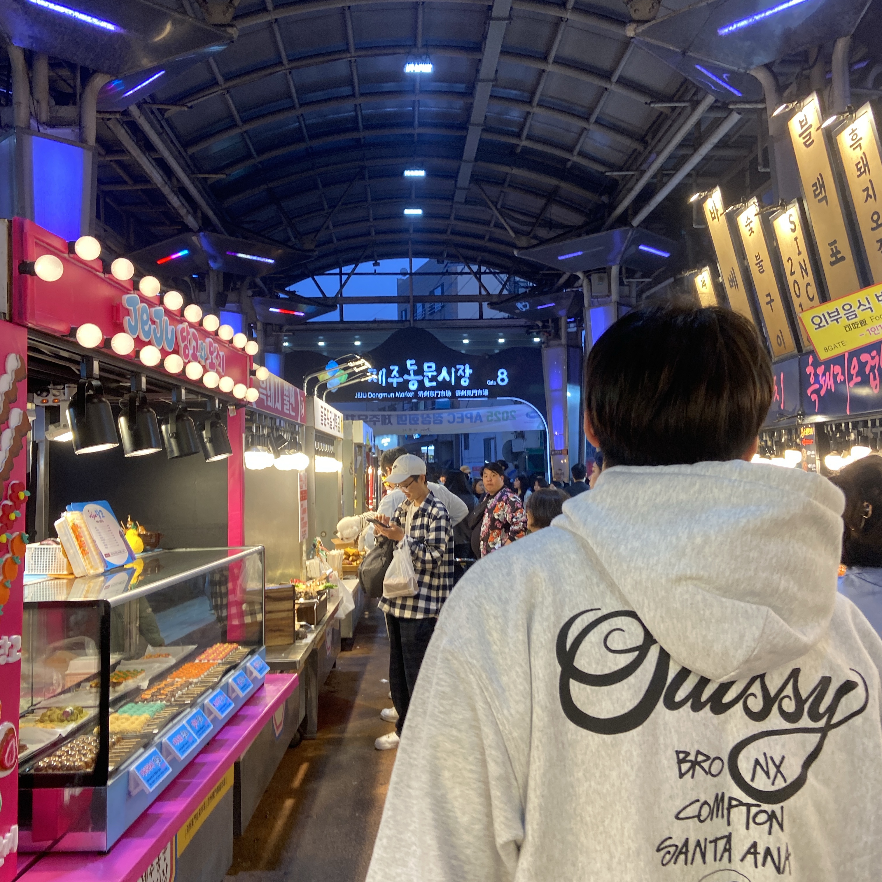 Stussy World Tour Hoodie Ash Heather 2023, Nike Air Force 1 '07 WB Flax 착용 스타일 - 1