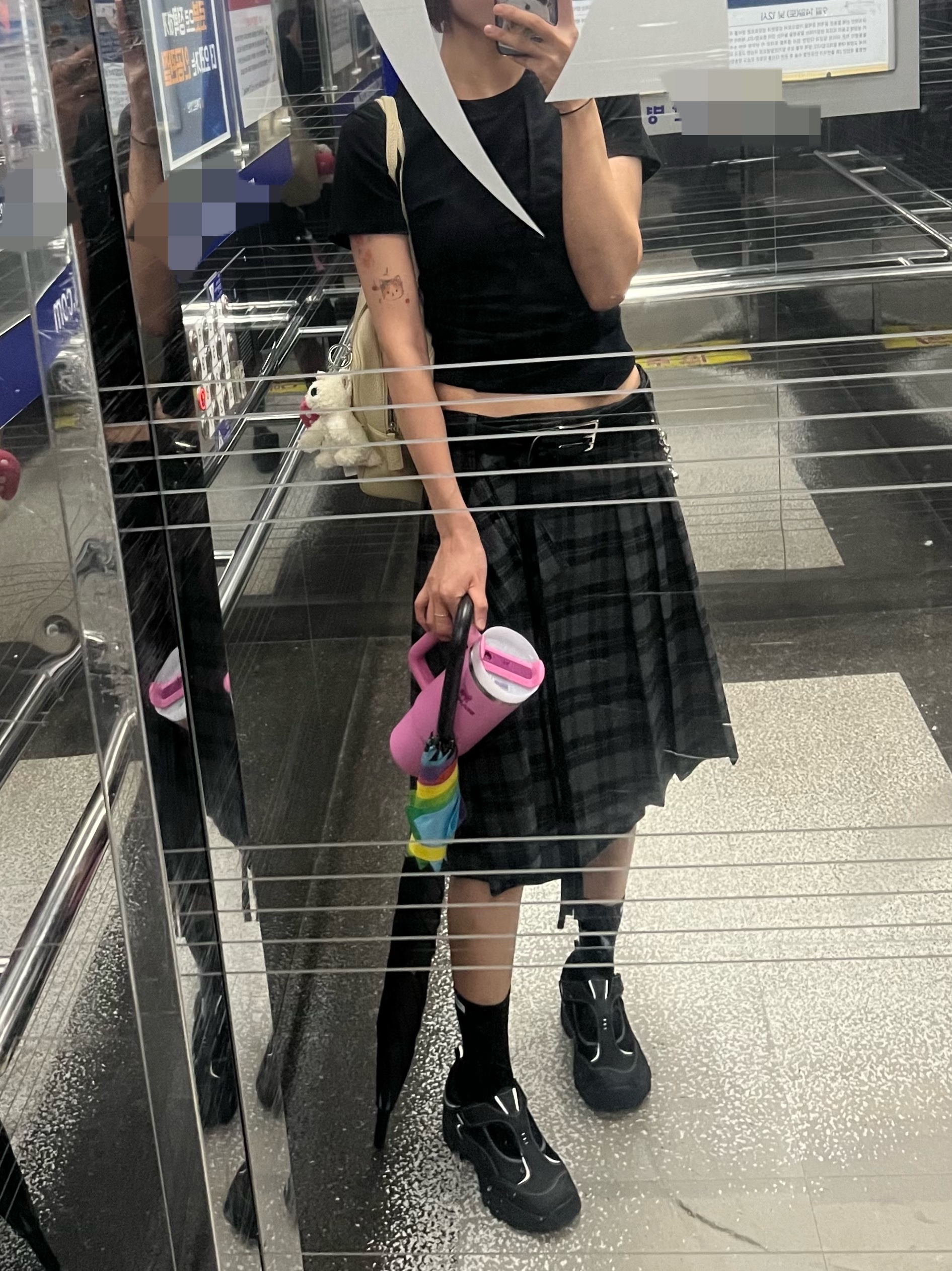 (W) Honsby Darling Harbour2 Black, Stussy Fuzzy Dice Keychain Pink 착용 스타일
