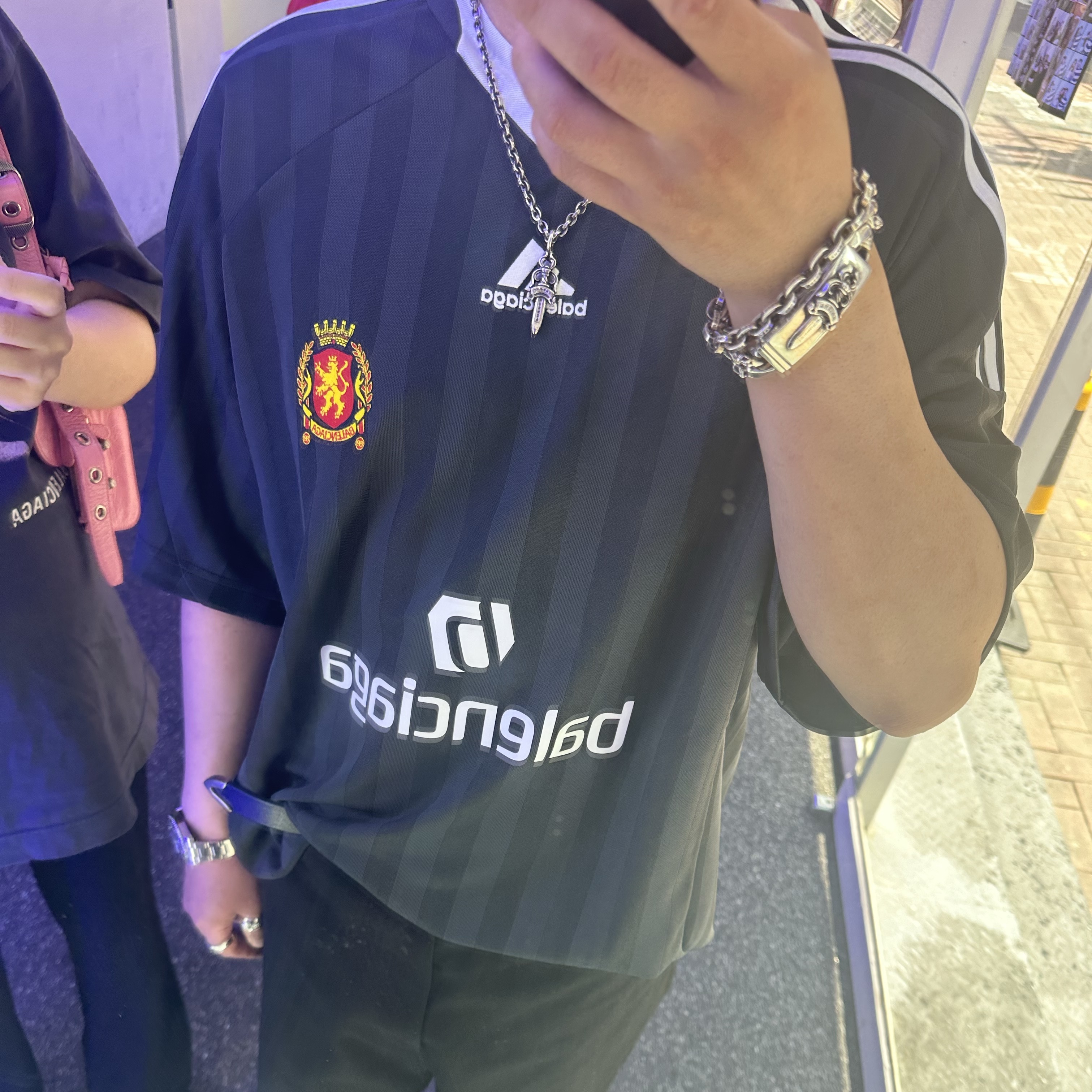 Balenciaga x Adidas Oversized Football T-Shirt Black, Balenciaga 3XL Sneakers Worn Out Grey White Blue 착용 스타일