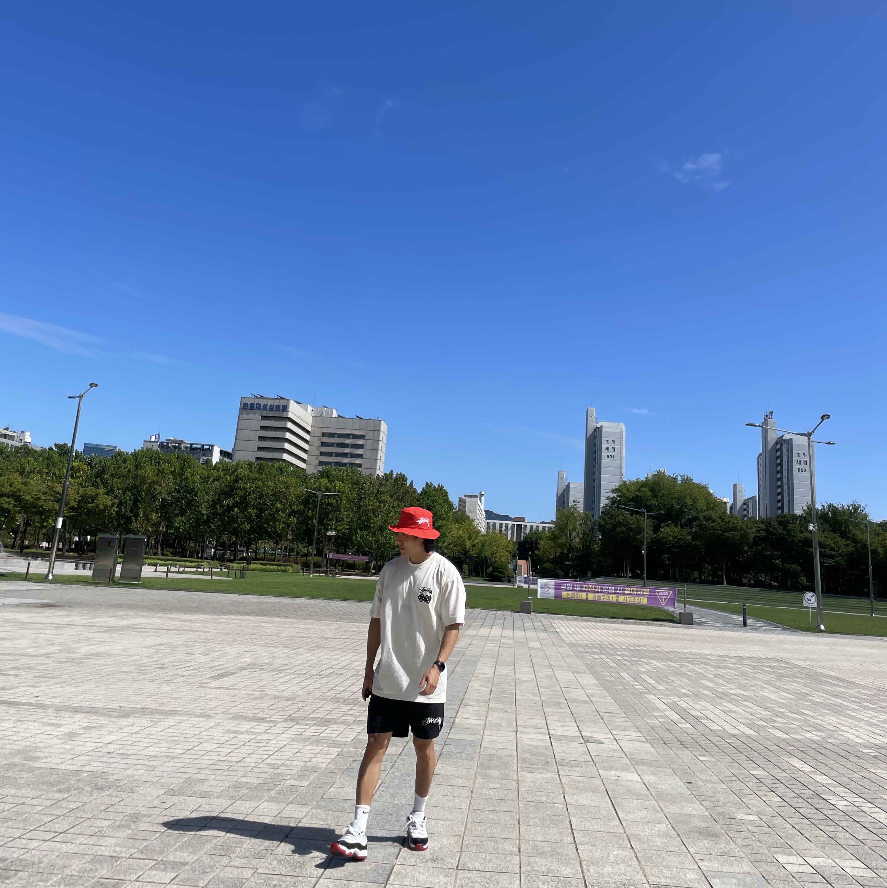 Nike x Stussy Bucket Hat Habanero Red, Stussy Dice Pigment Dyed T-Shirt Natural 착용 스타일 - 3
