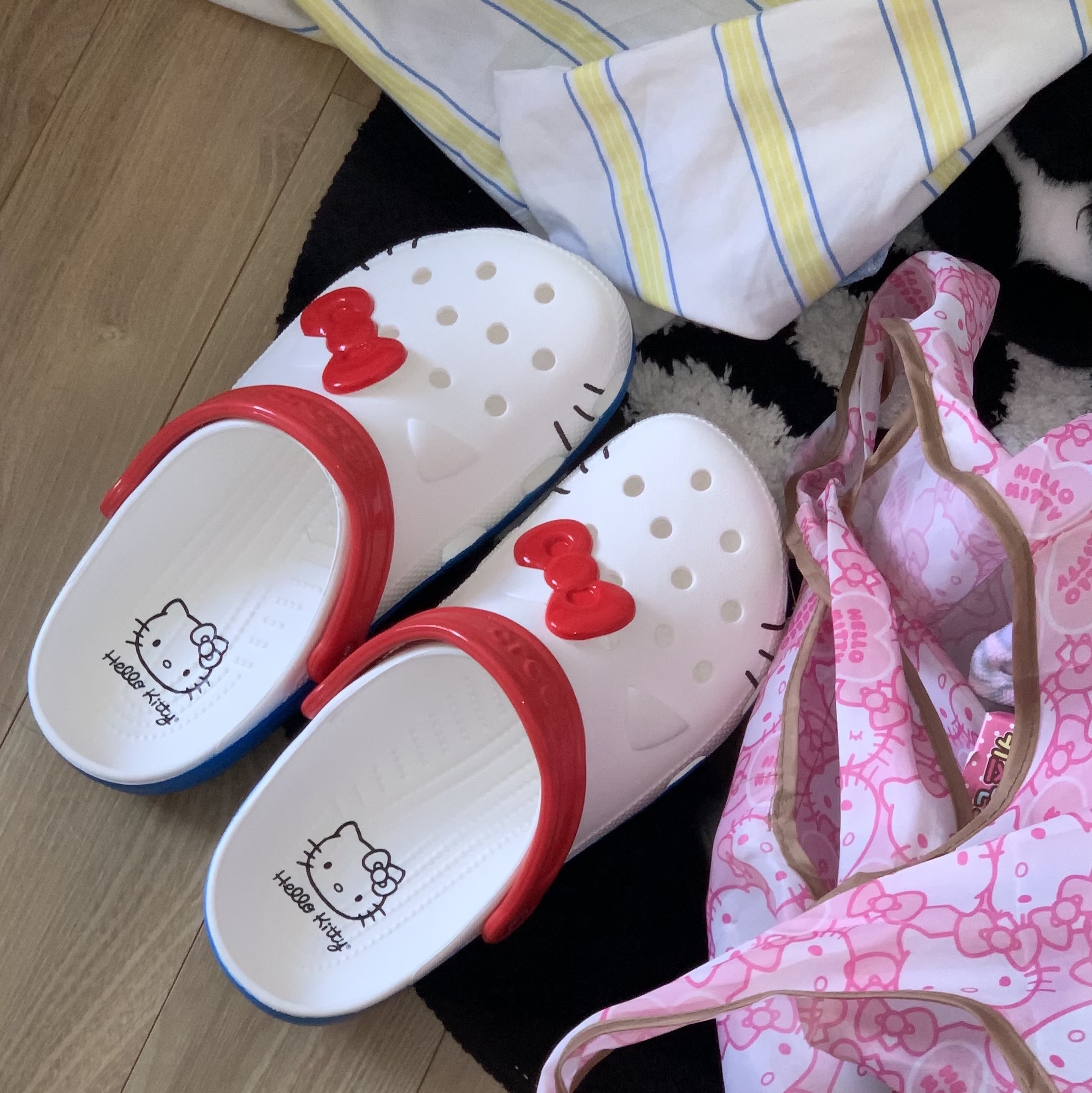 (W) Crocs x Hello Kitty Classic Clog White 착용 스타일