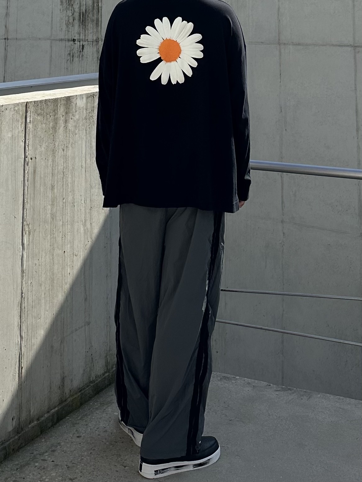 Nike x Peaceminusone LS T-Shirt Black (DR0098-010), Nike x Peaceminusone Air Force 1 Low Para-Noise 3.0 Black and Multicolor 착용 스타일 - 3