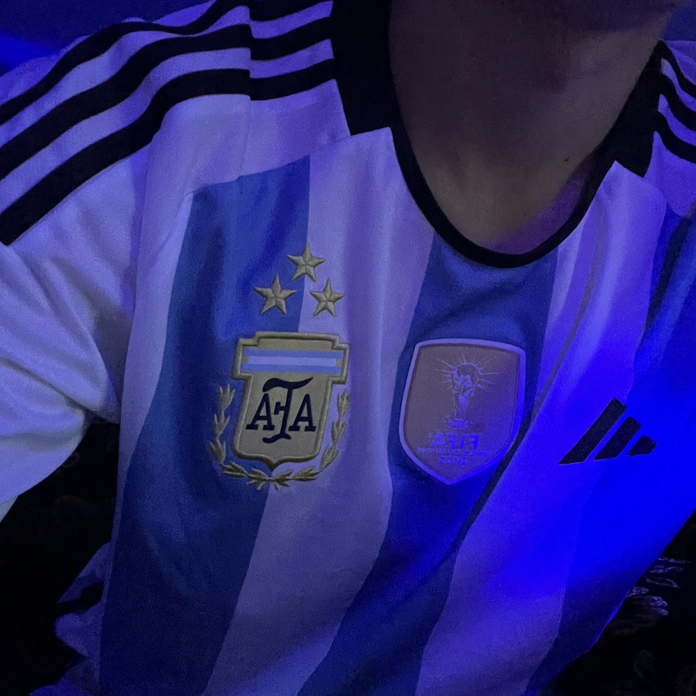 Adidas Argentina Home Jersey 2022 Winners 3-Star White Light Blue - US Sizing (Non Marking Ver.) 착용 스타일