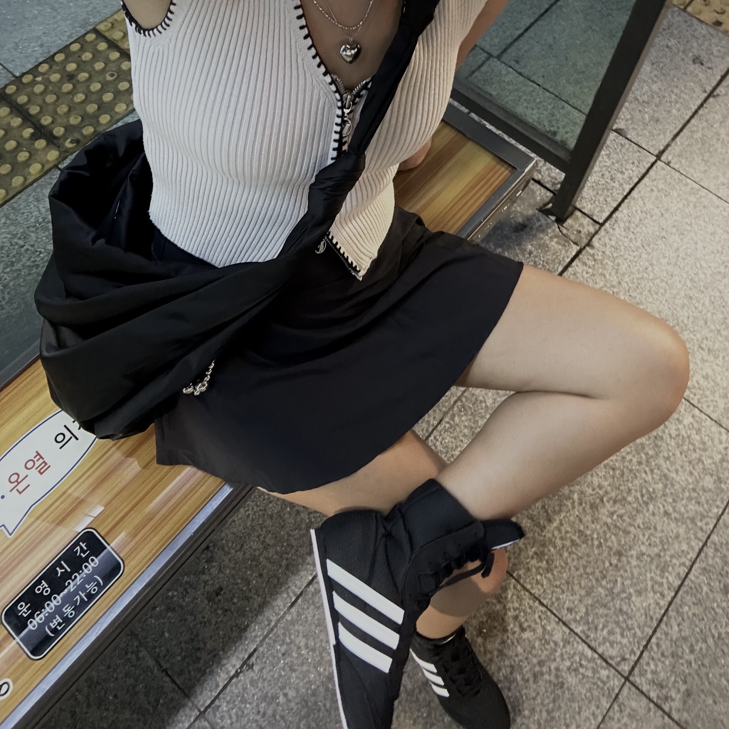 Adidas Box Hog 2.0 Boots Core Black Cloud White 착용 스타일