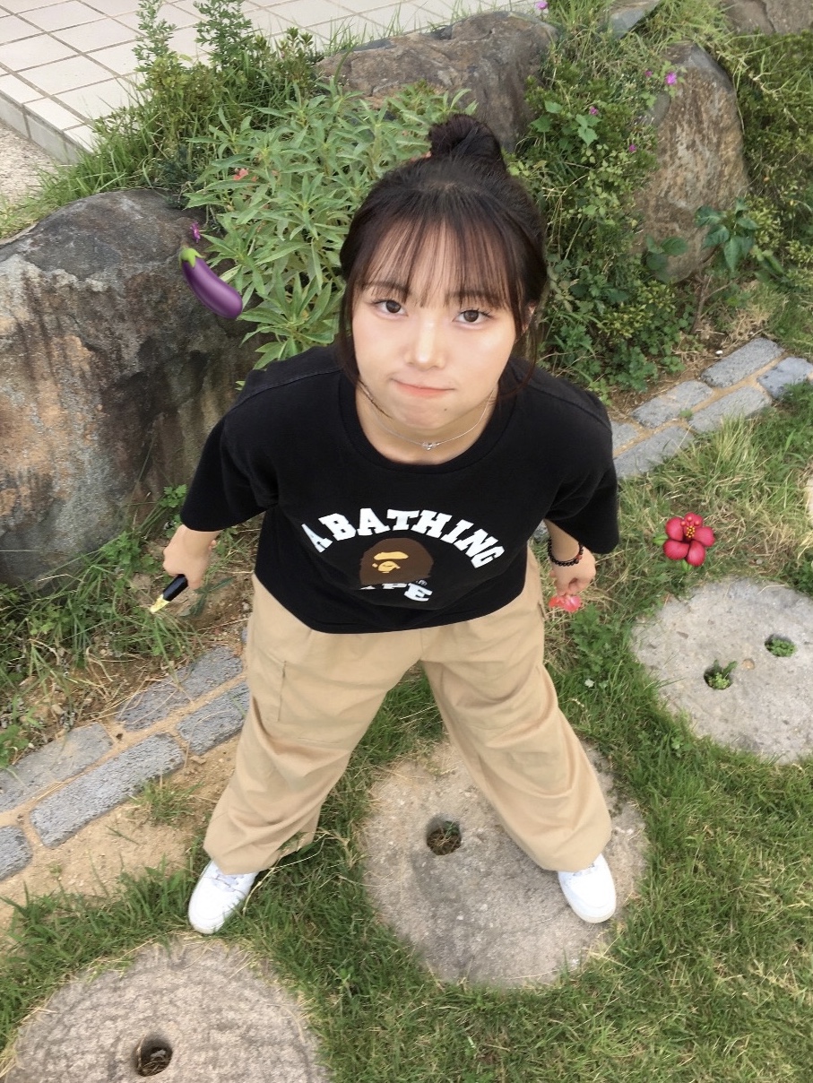 BAPE College T-Shirt Black, NewJeans Supernatural NJ x Murakami Drawstring Bag Ver. 착용 스타일 - 1