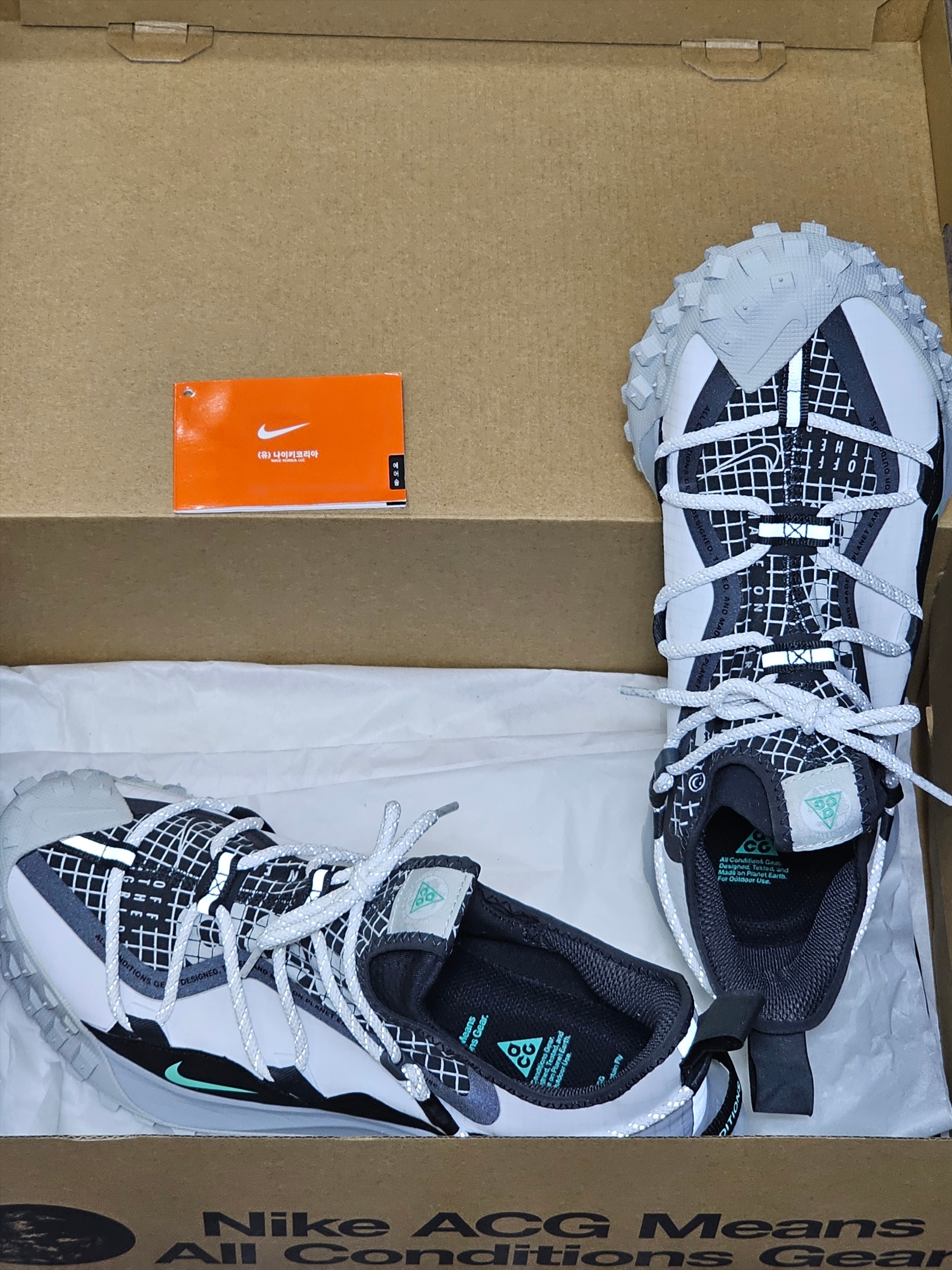 Nike ACG Mountain Fly Low SE White and Black 착용 스타일