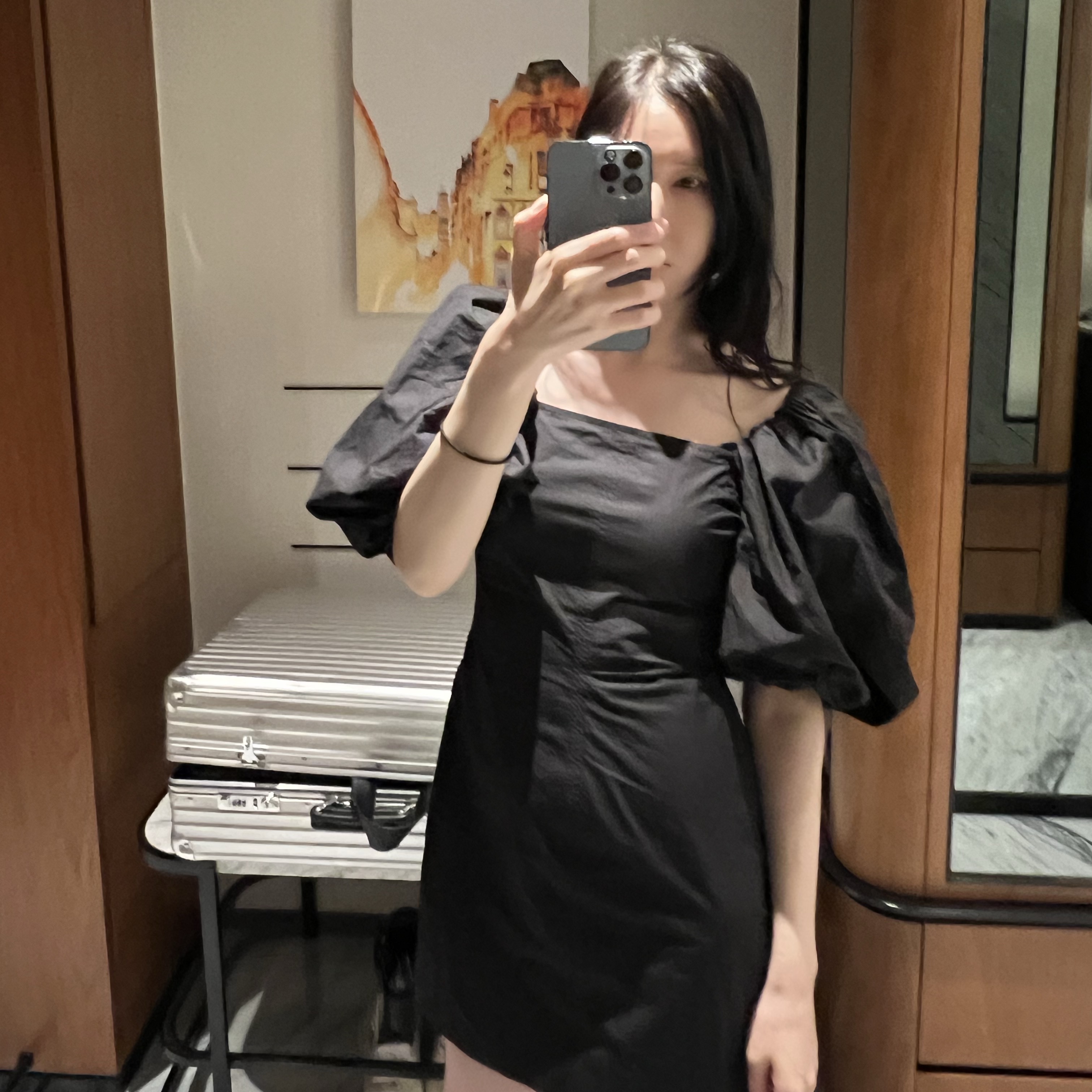 (W) Ganni Cotton Poplin Puff Sleeve Mini Dress Black, Rimowa Classic Check-In M Aluminum Silver 착용 스타일