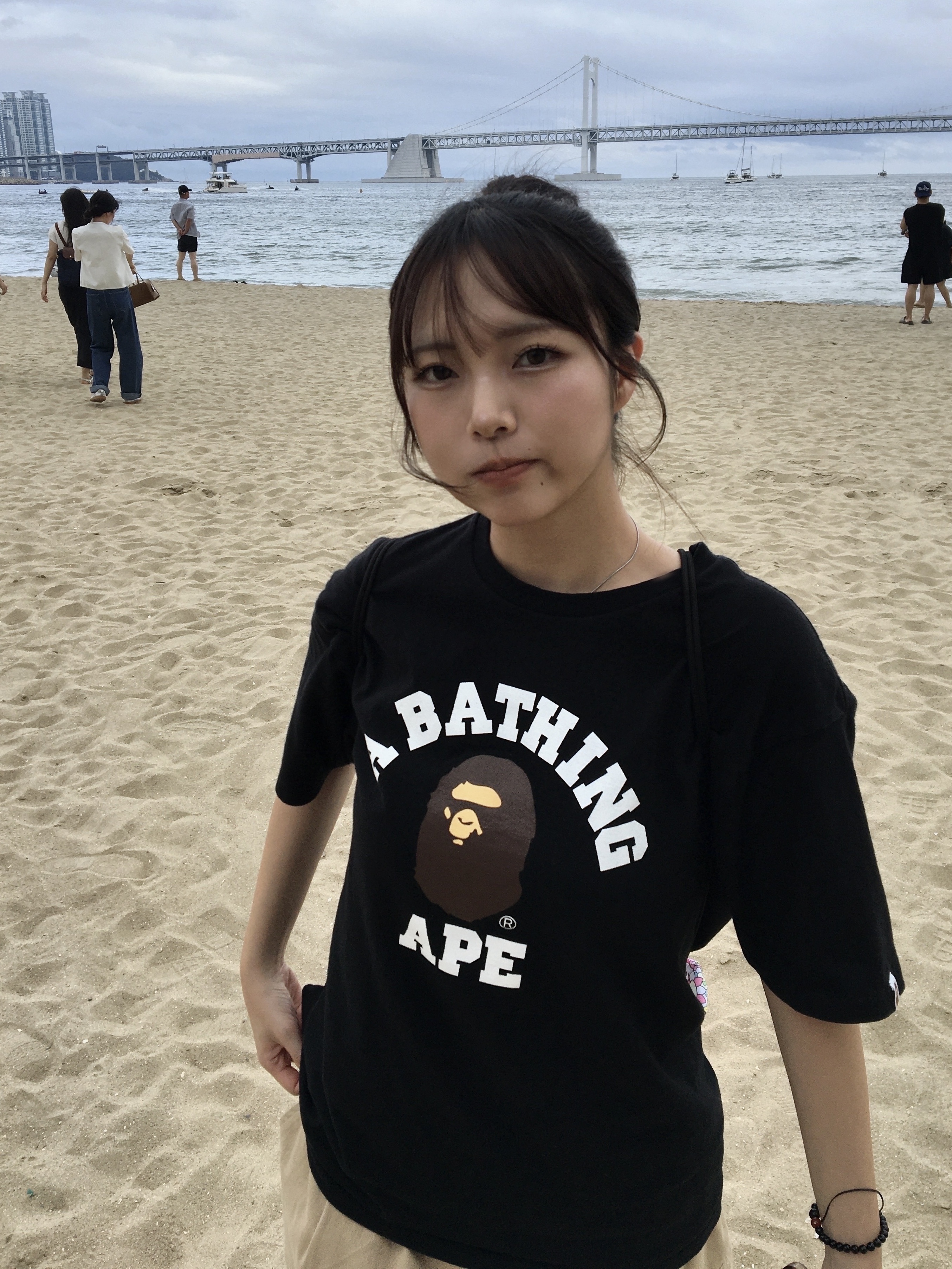 BAPE College T-Shirt Black, NewJeans Supernatural NJ x Murakami Drawstring Bag Ver. 착용 스타일 - 6