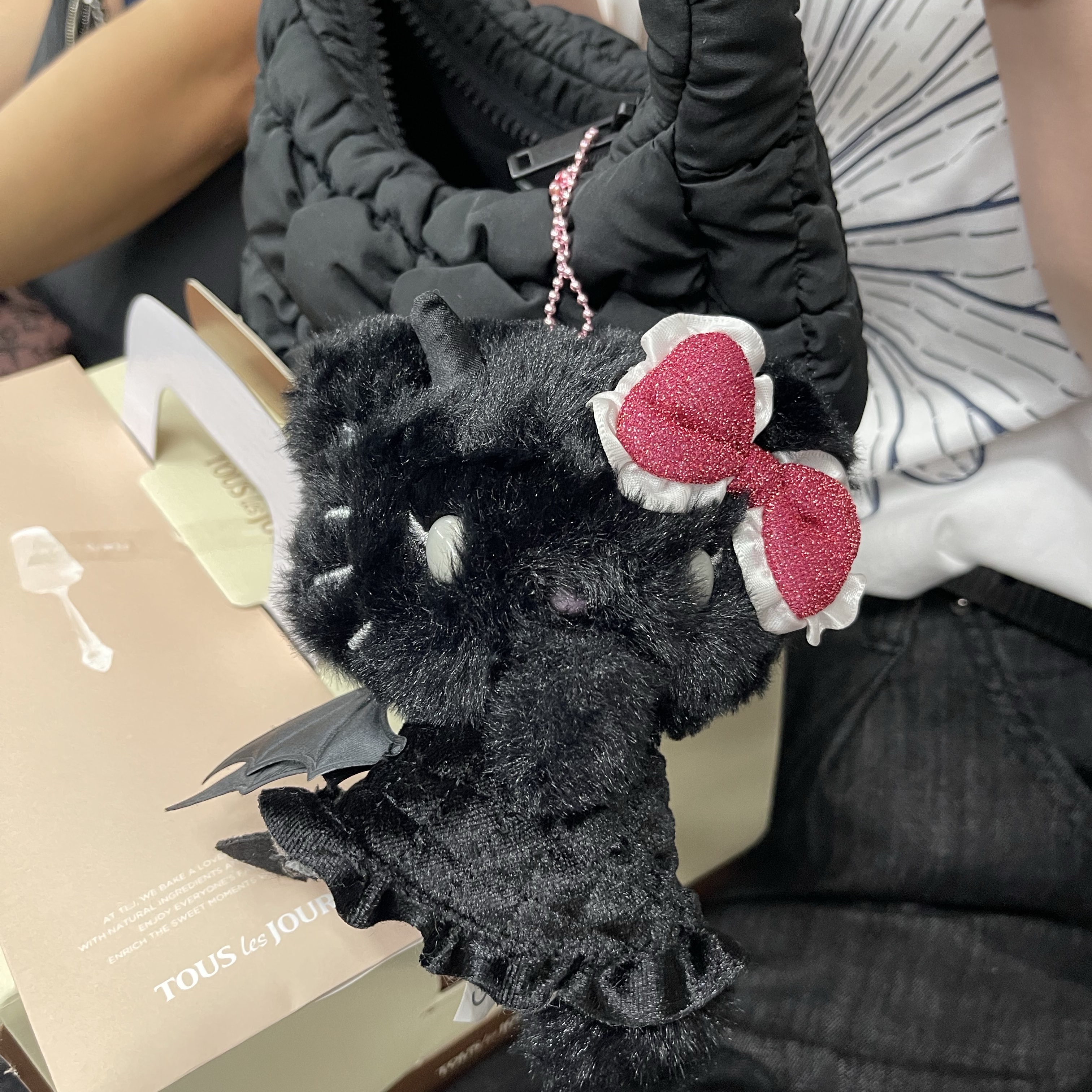 Sanrio Hello Kitty Devil Mascot Holder 착용 스타일