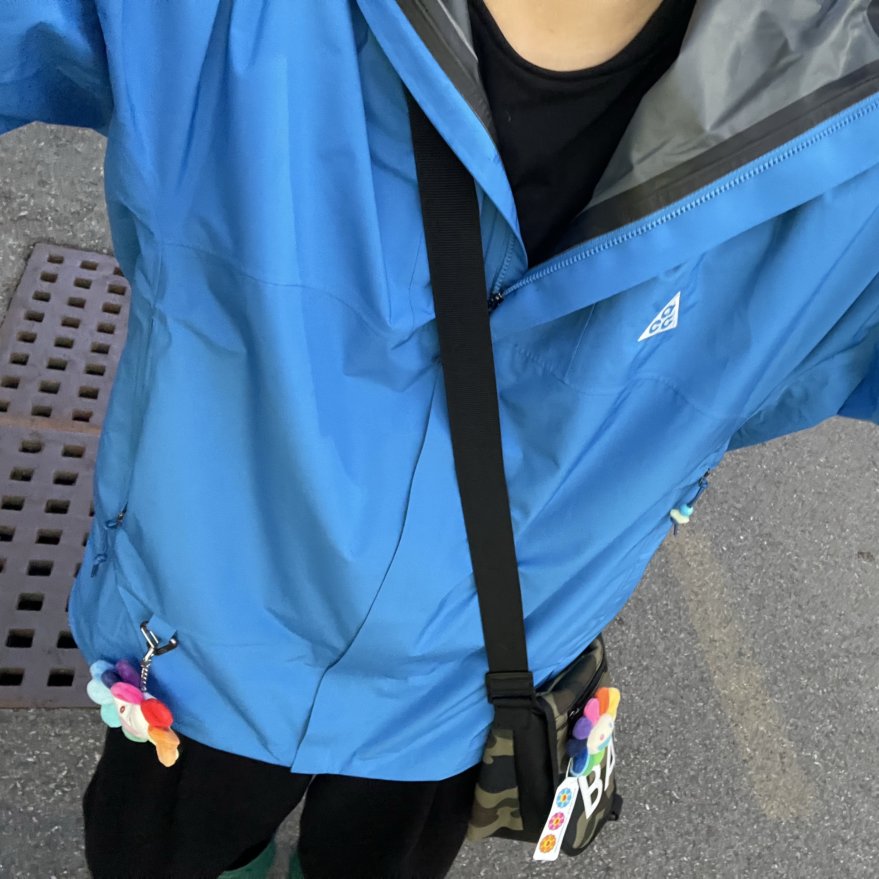 NewJeans x Murakami Plush Keyring Flower, Nike ACG Storm-Fit ADV Cascade Rains Full Zip Jacket Light Photo Blue Summit White - Asia 착용 스타일 - 5