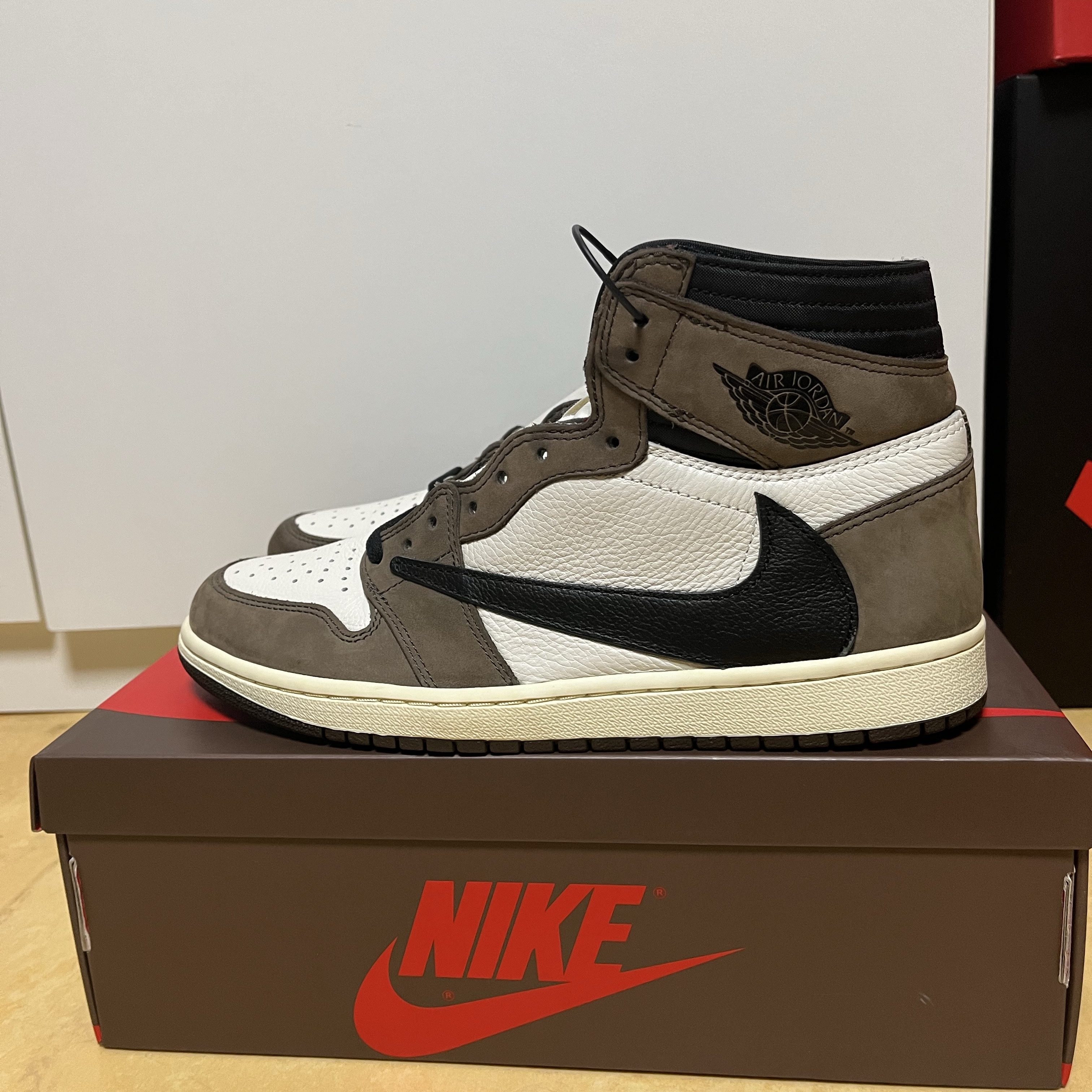 Jordan 1 x Travis Scott Retro High OG SP Mocha 착용 스타일 - 4