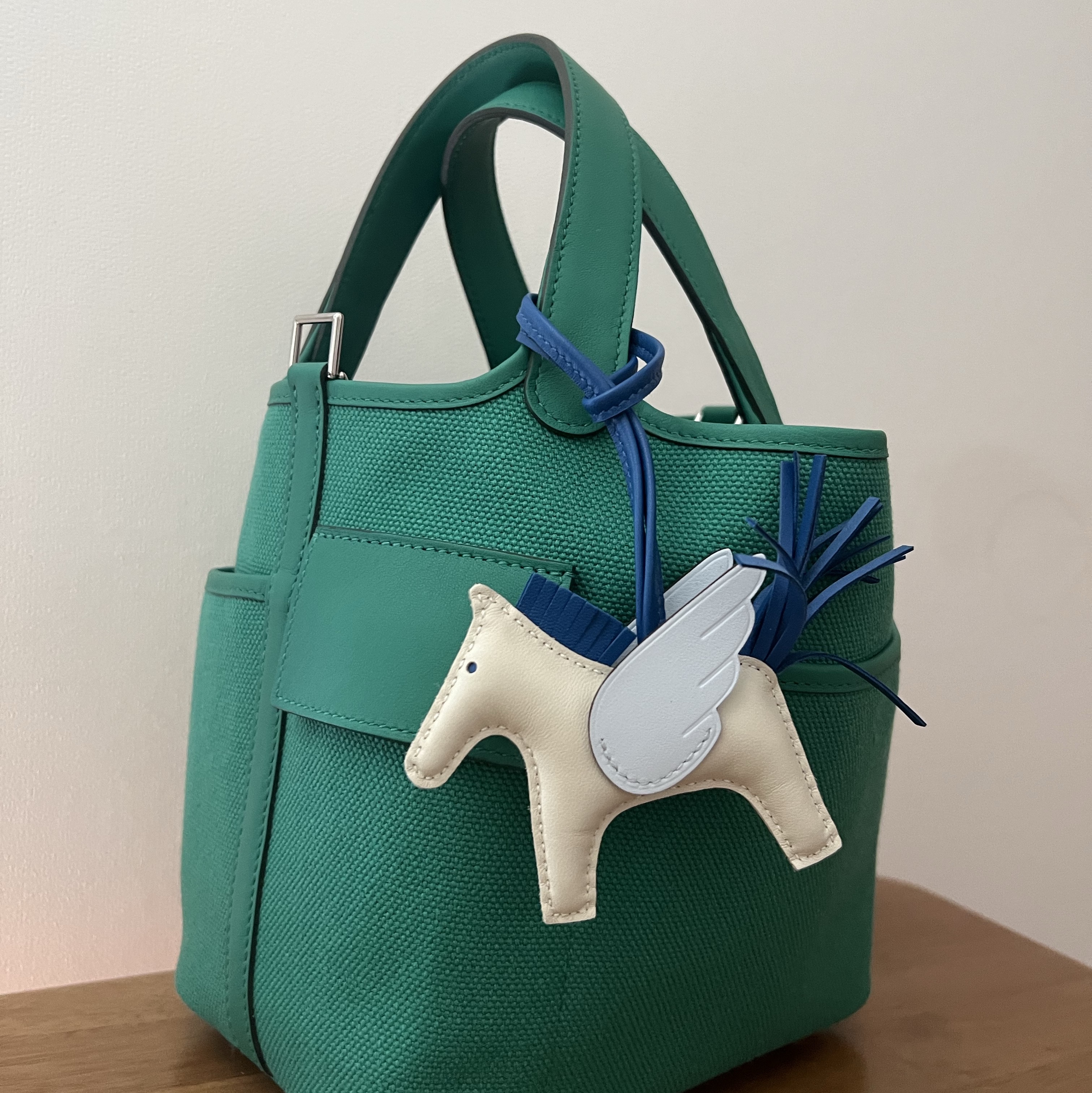Hermes Rodeo Pegase PM Charm Milo Swift & Craie Bleu De France Bleu Brume 착용 스타일