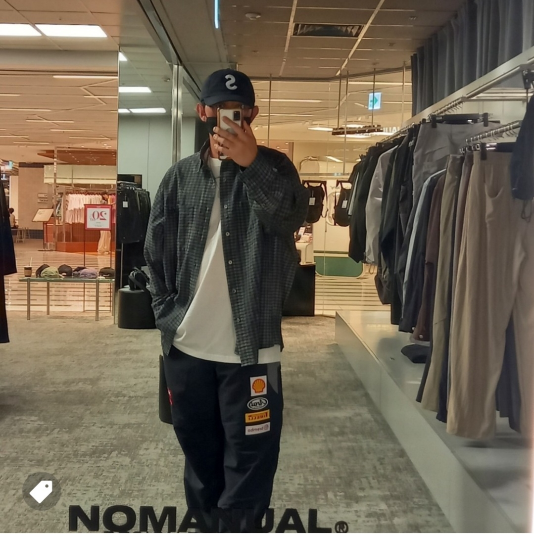 (W) Celine Triomphe Baseball Cap in Cotton Black, Nanamica Button Down Stripe Wind Shirt Sax 착용 스타일 - 6