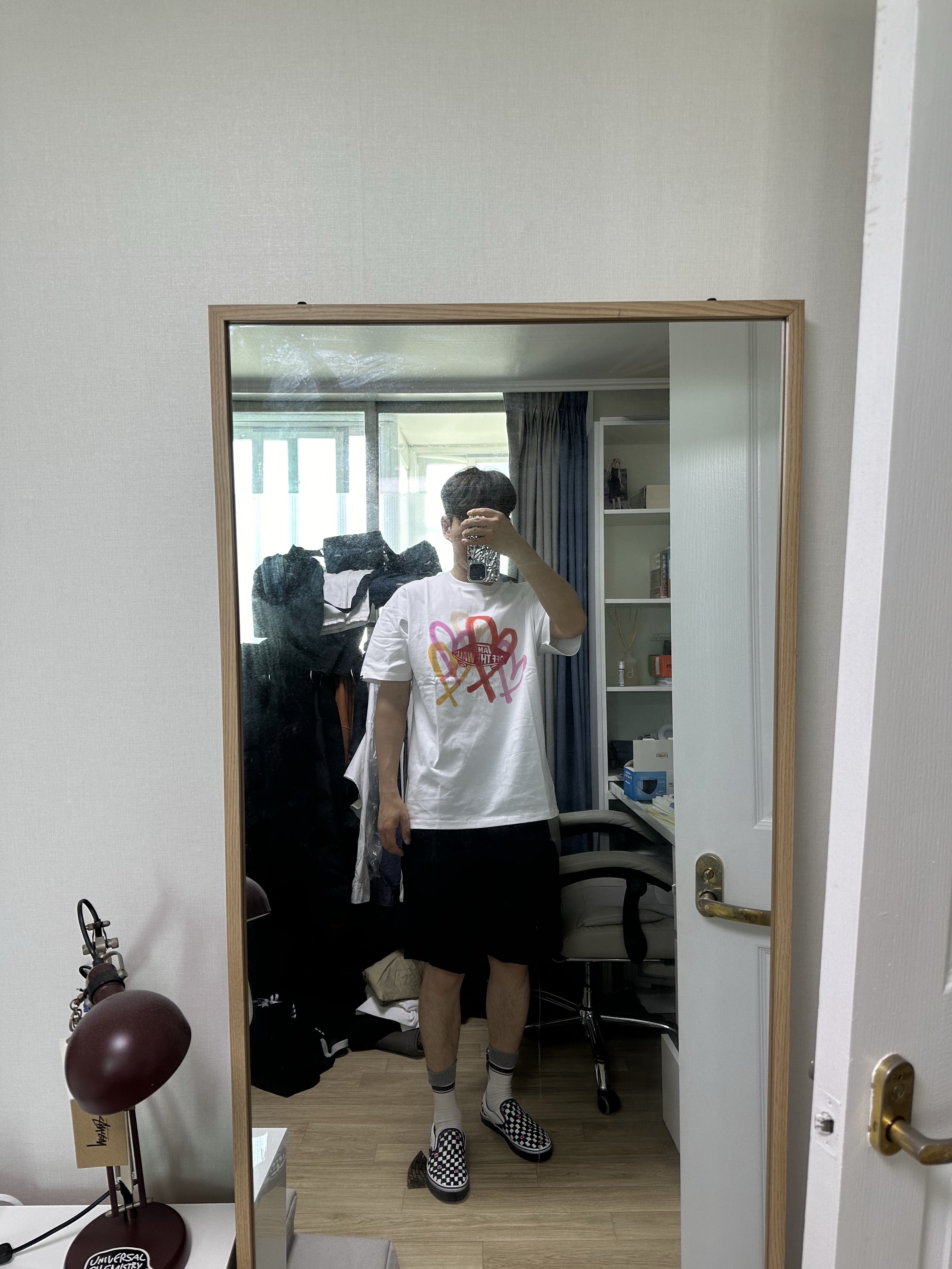 Vans x The Museum Visitor Classic Slip-On Checkerboard Black True White, Vans x The Museum Visitor Big Heart GFX T-Shirt White 착용 스타일