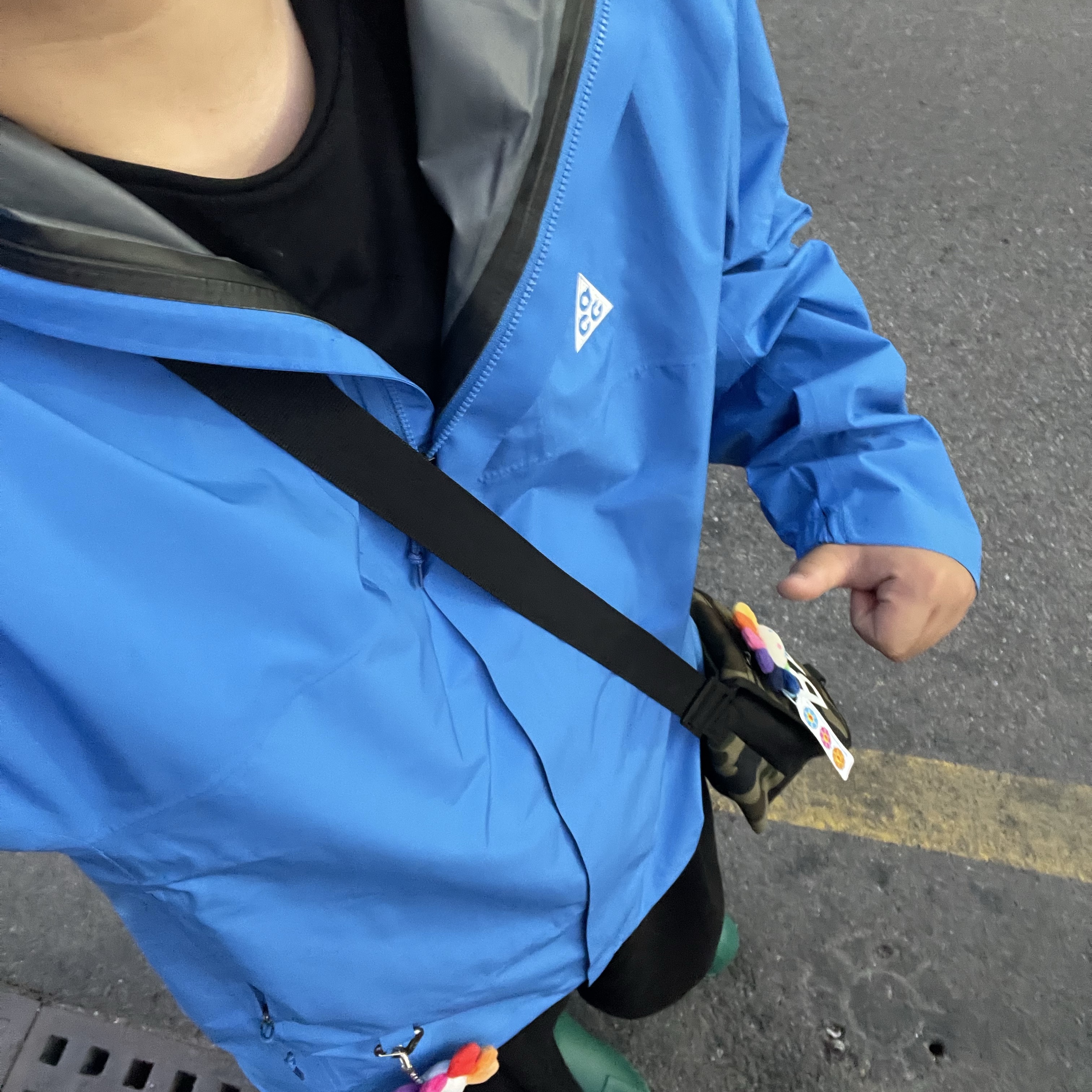 NewJeans x Murakami Plush Keyring Flower, Nike ACG Storm-Fit ADV Cascade Rains Full Zip Jacket Light Photo Blue Summit White - Asia 착용 스타일 - 4