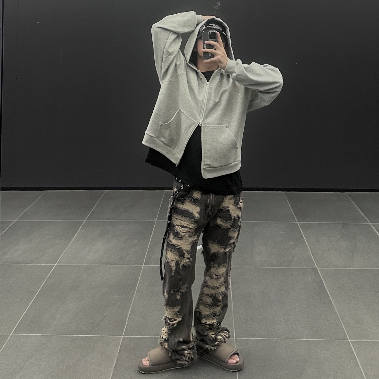Yeezy Season 7 Nylon Slipper Graphite 착용 스타일