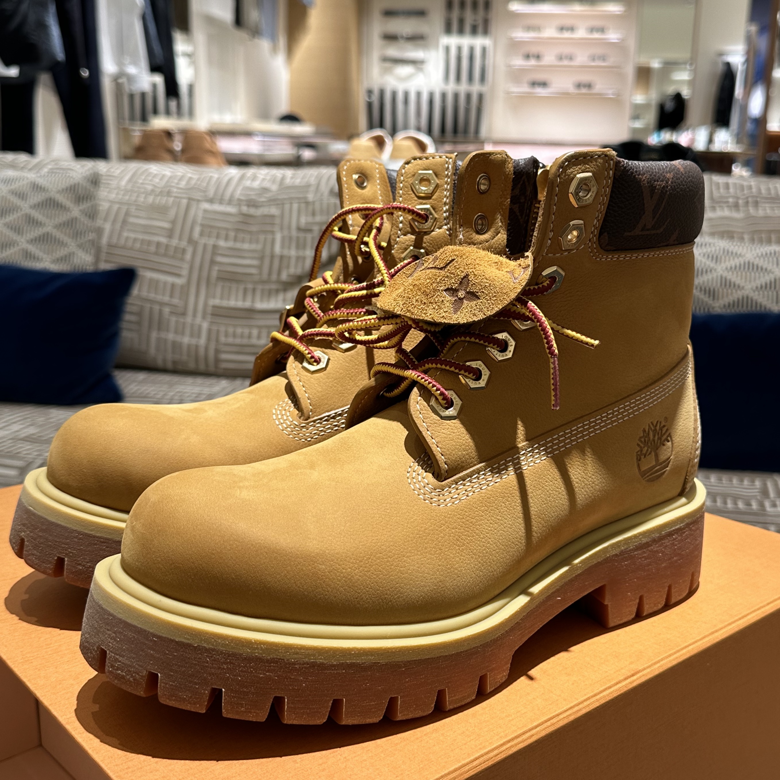 Louis Vuitton x Timberland Ankle Boot Beige 착용 스타일
