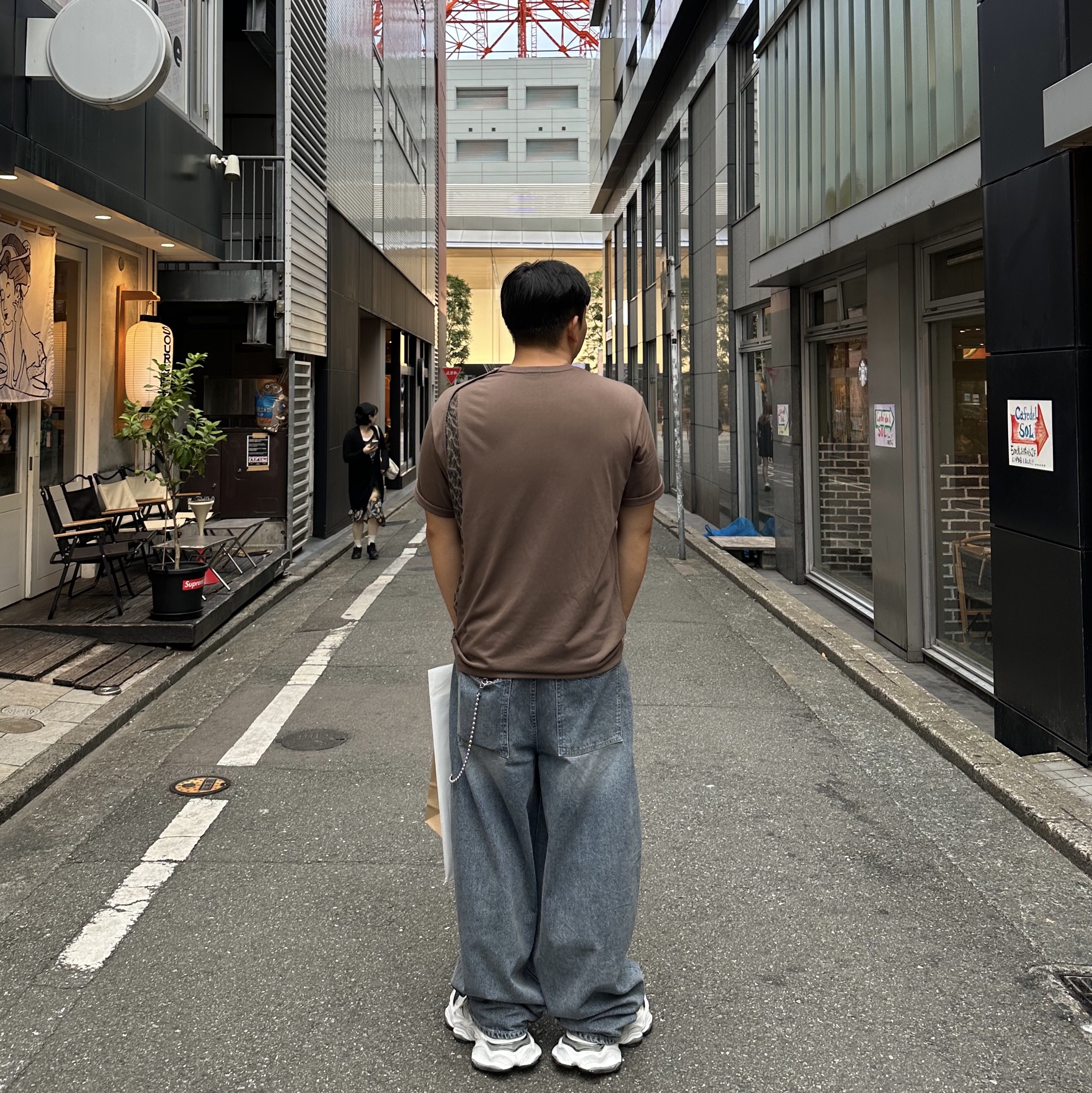 Balenciaga Cargo Sneakers White Grey, Xlim Ep.3 Synopsis 01 T-Shirt Charcoal 착용 스타일 - 2