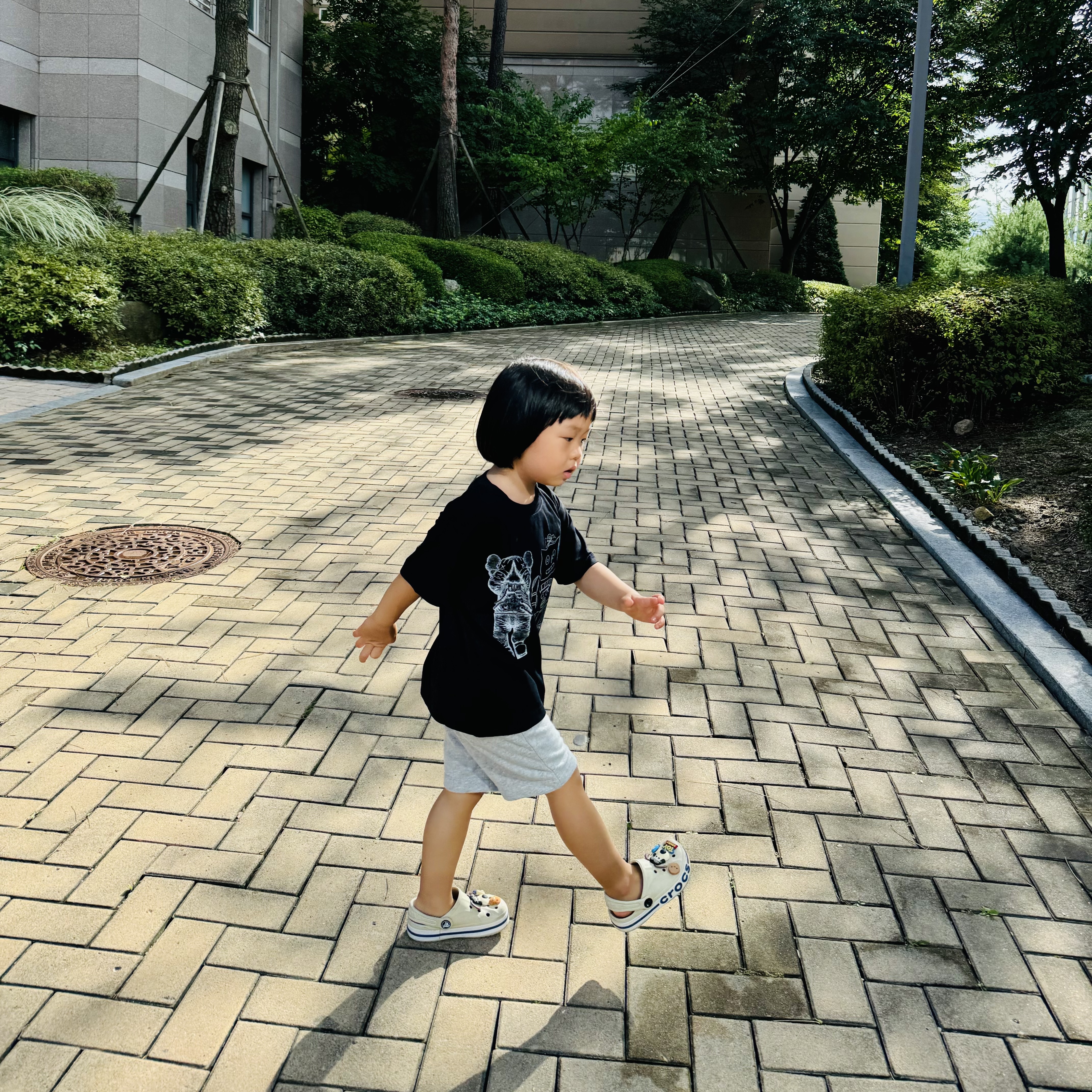 (Kids) Uniqlo UT x Kaws x Warhol S/S Graphic T-Shirt C Black 착용 스타일 - 2