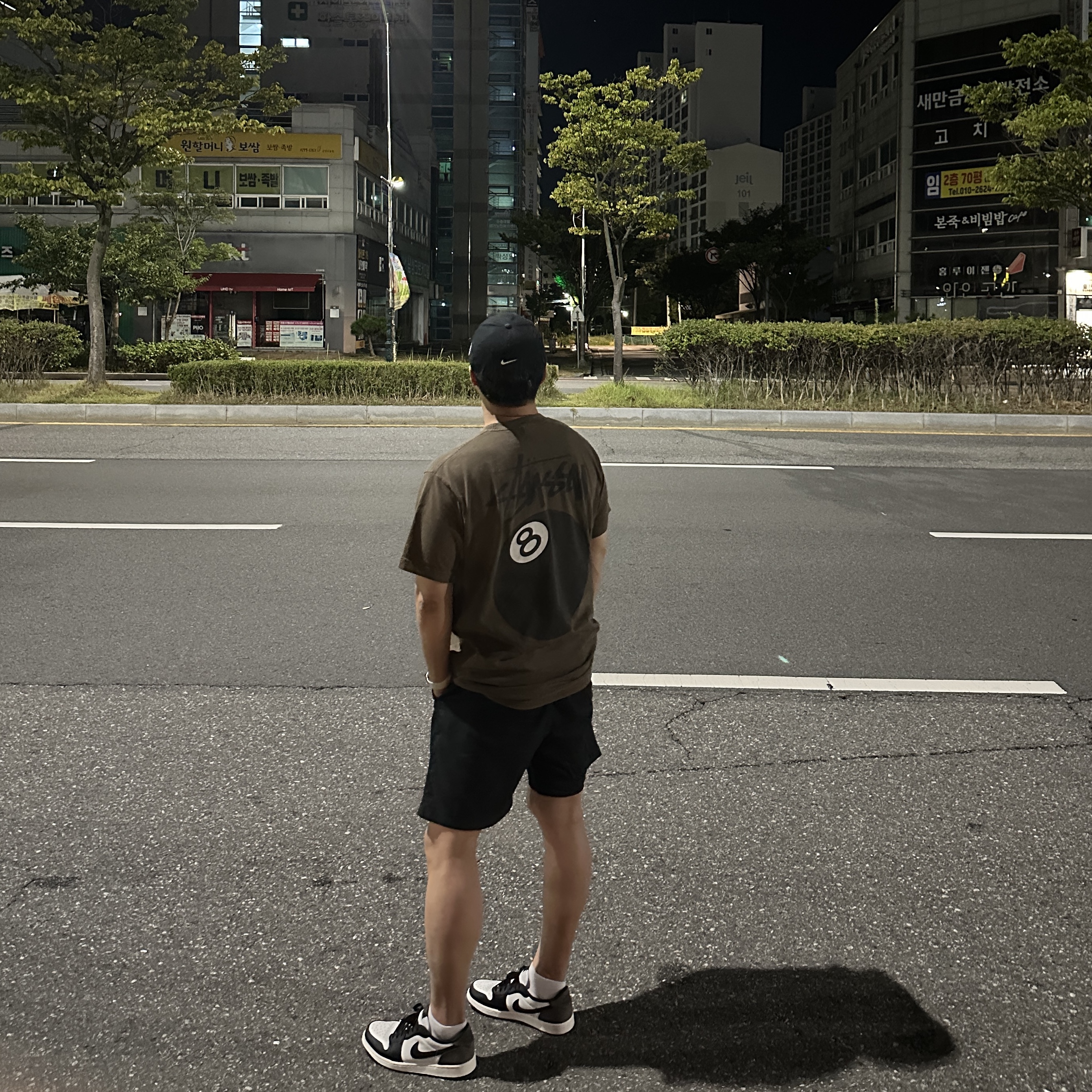 Jordan 1 Retro Low OG Mocha, Stussy 8 Ball Pigment Dyed T-Shirt Coffee - 22SS 착용 스타일