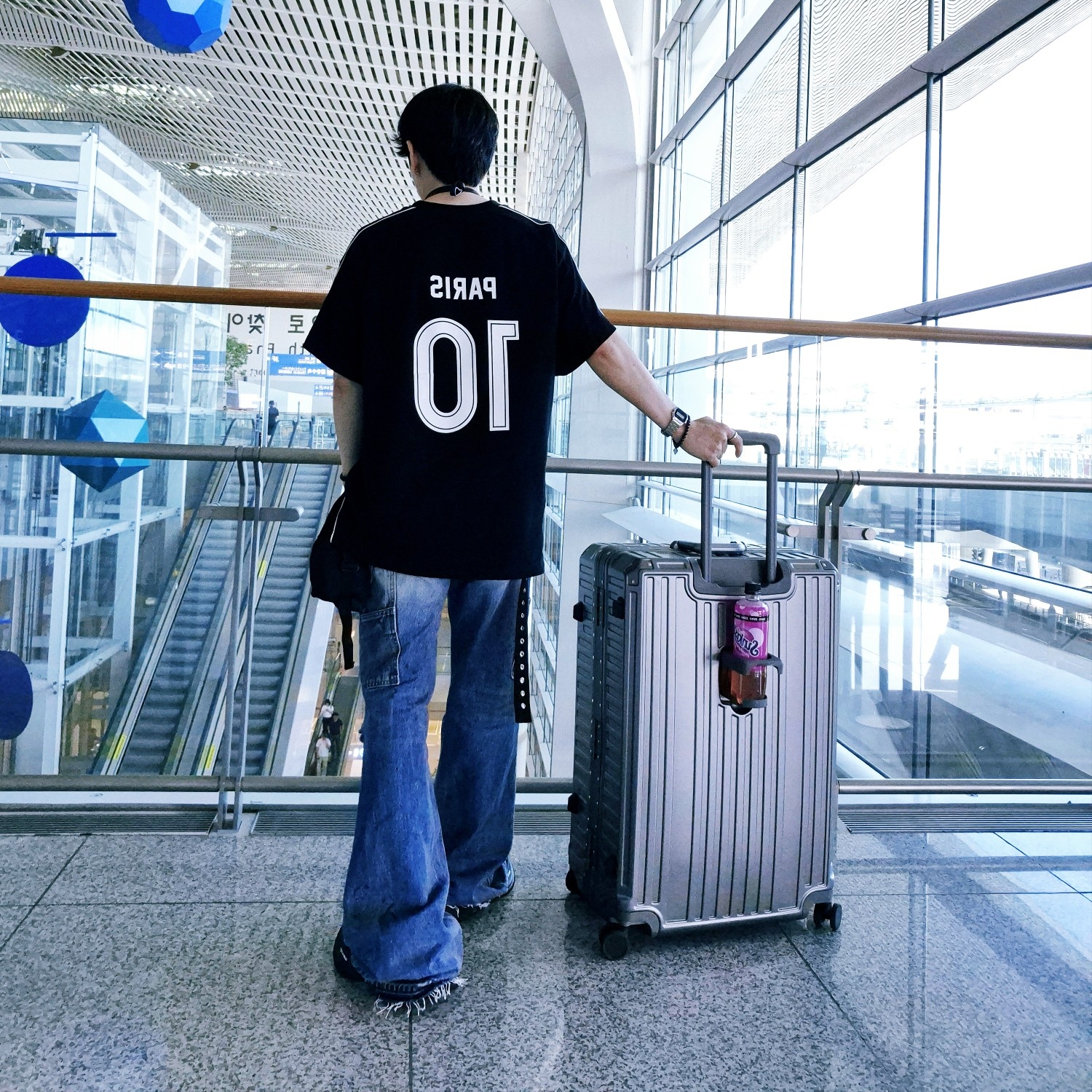 Balenciaga Soccer Series Barcelona Soccer Oversized T-Shirt Black, Balenciaga Passport Phone Holder Black 착용 스타일 - 2