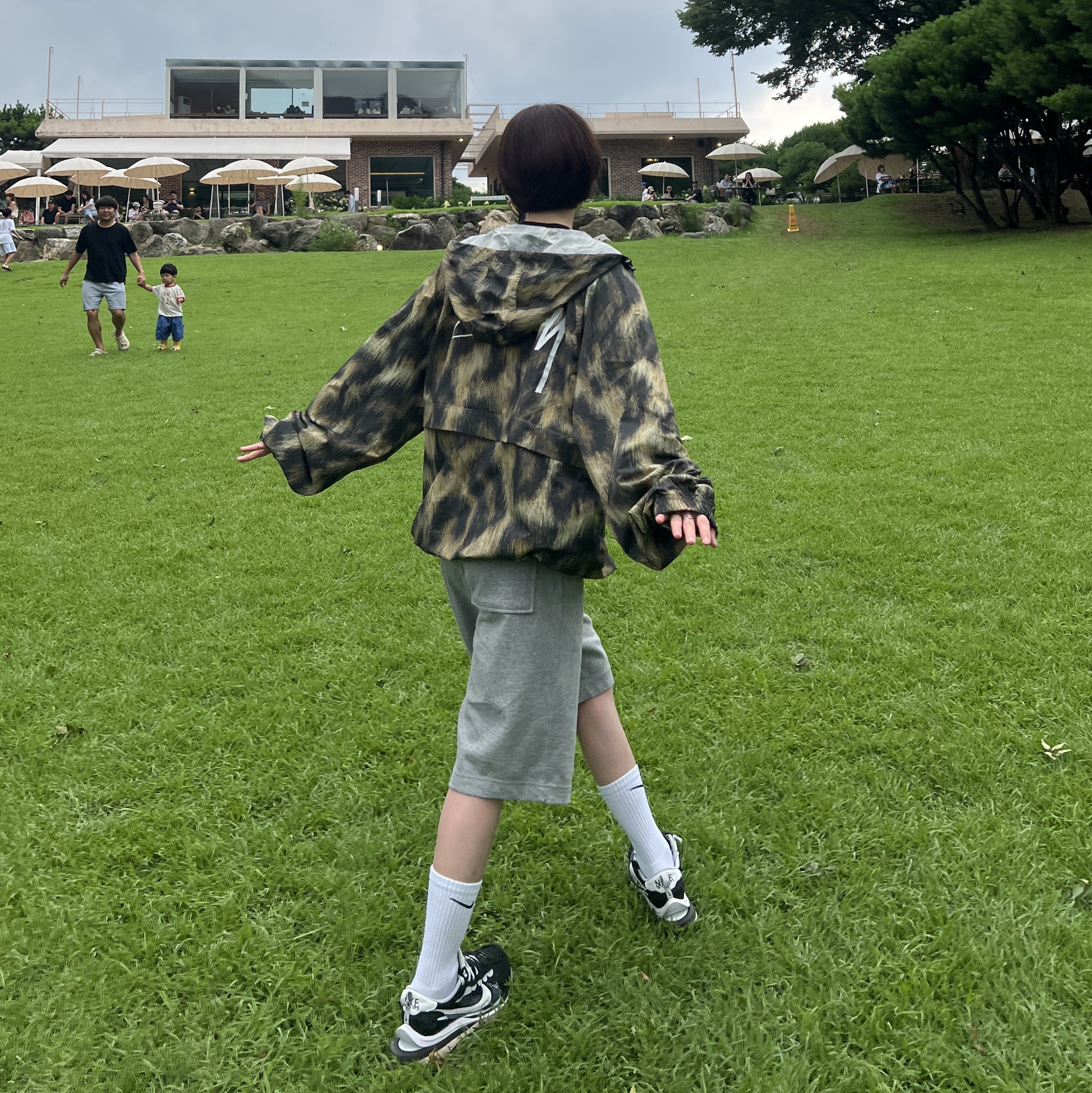 Stussy Fur Print Beach Shell Jacket Brown 착용 스타일