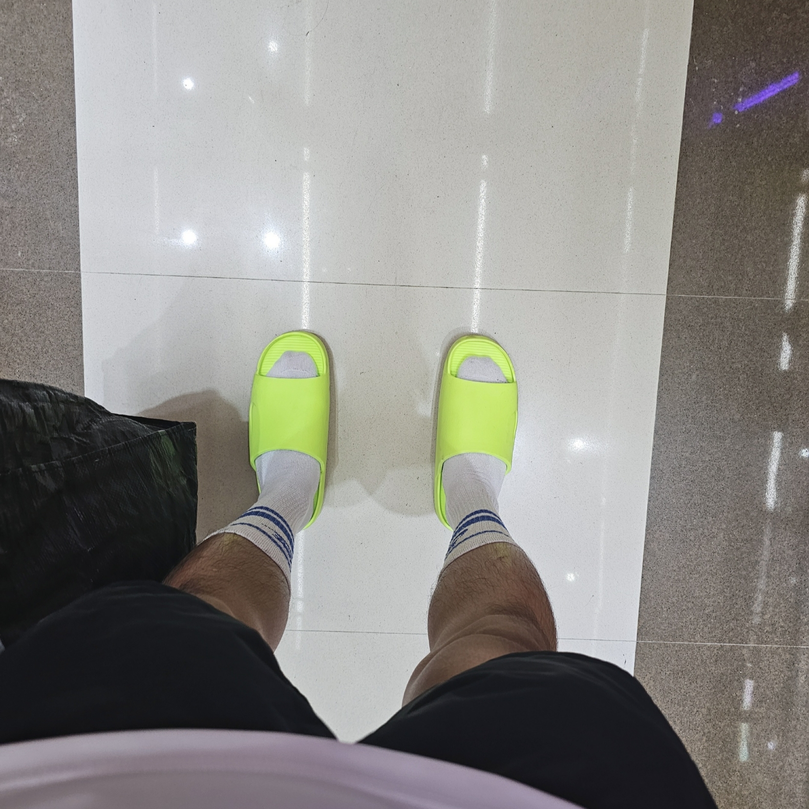 Nike Calm Slide Volt, Nike NSW Everyday Essential Crew Socks White Game Royal (3 Pack/Korean Ver.) 착용 스타일