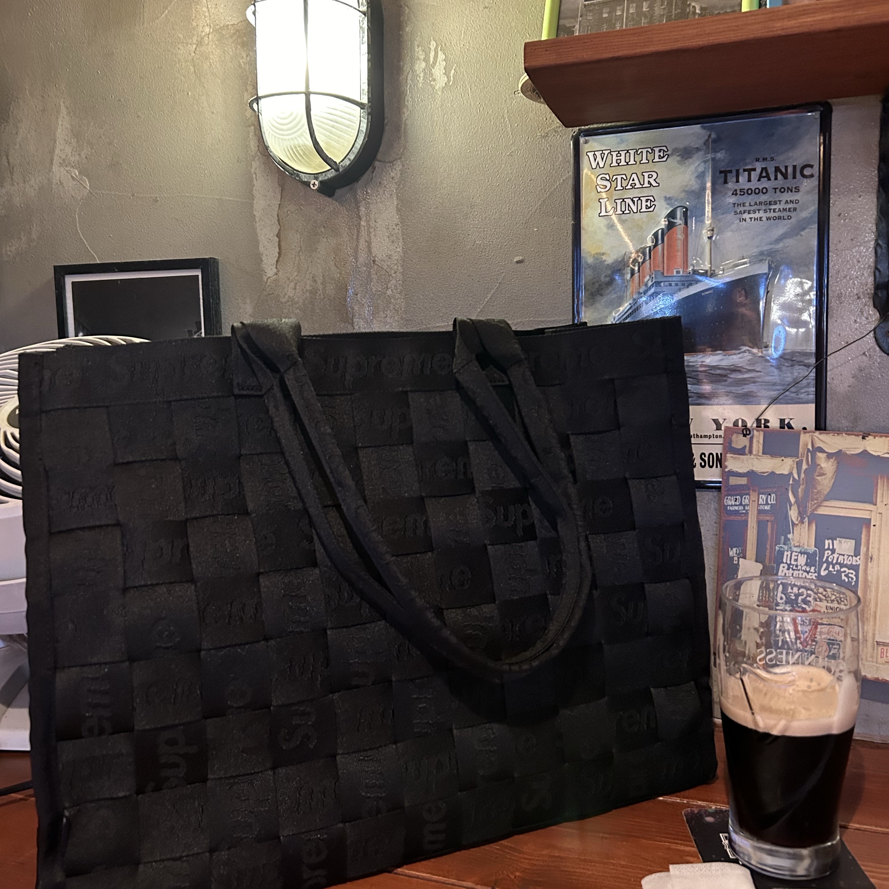 Supreme Woven Tote Black - 24SS 착용 스타일