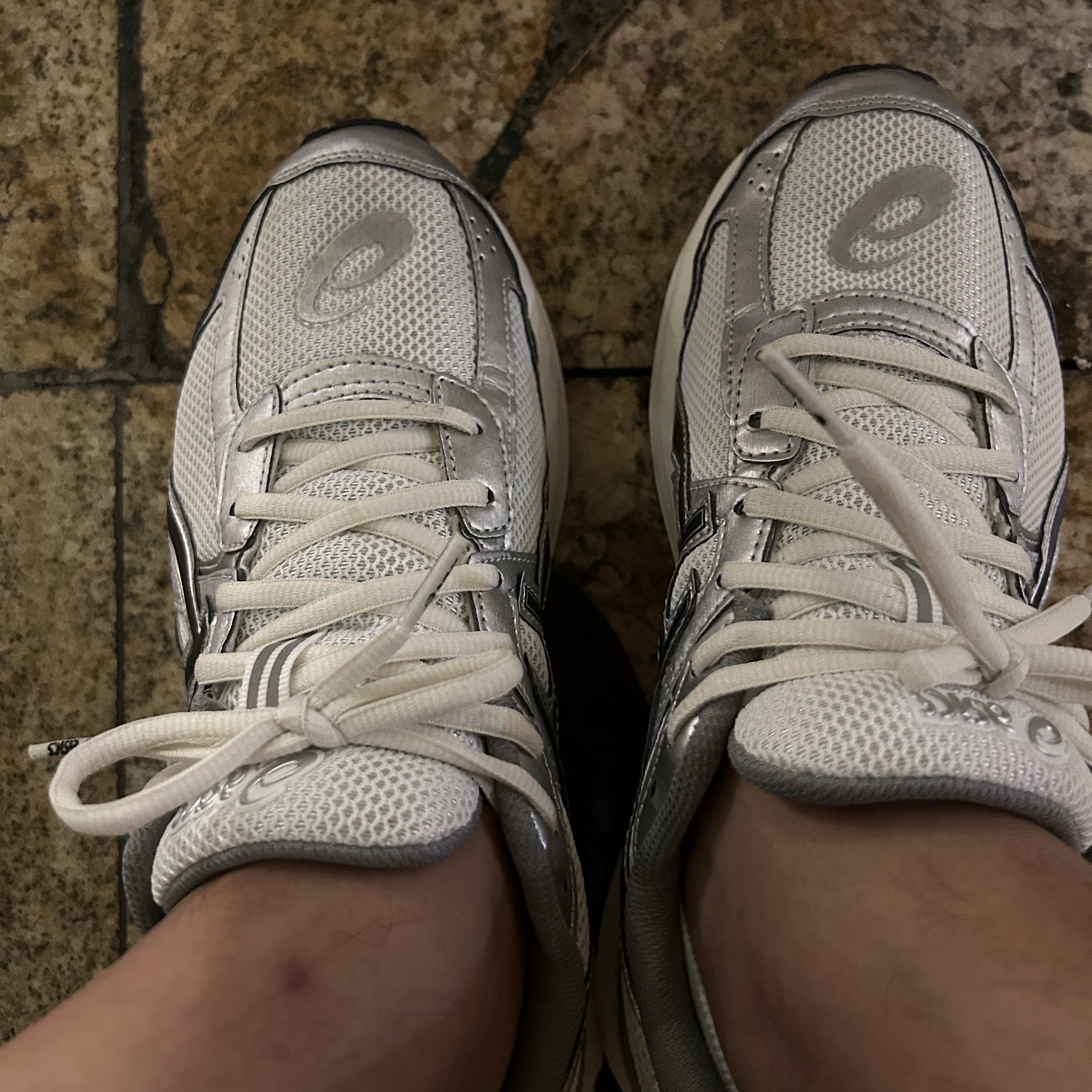 Asics Jog 100 S White Black - 2E Wide 착용 스타일