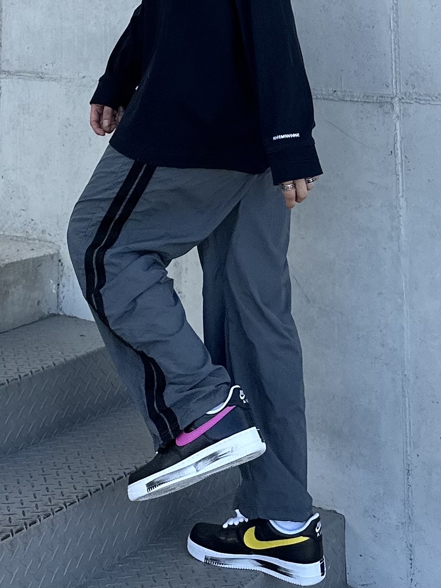 Nike x Peaceminusone LS T-Shirt Black (DR0098-010), Nike x Peaceminusone Air Force 1 Low Para-Noise 3.0 Black and Multicolor 착용 스타일 - 2