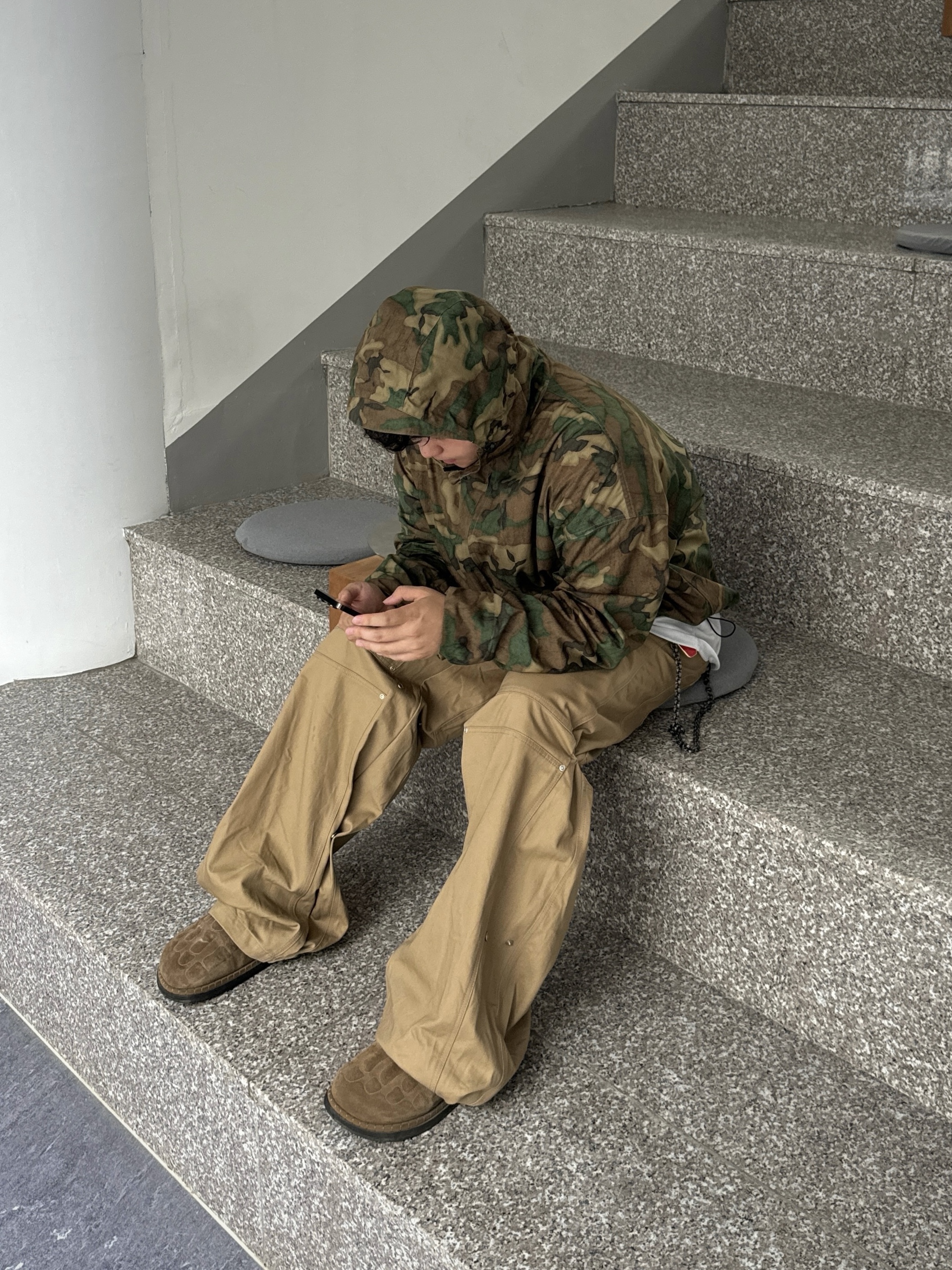 Nonnod Zip Jacket Camo, Kinchi x Yiyae Bone Mule Camel 착용 스타일