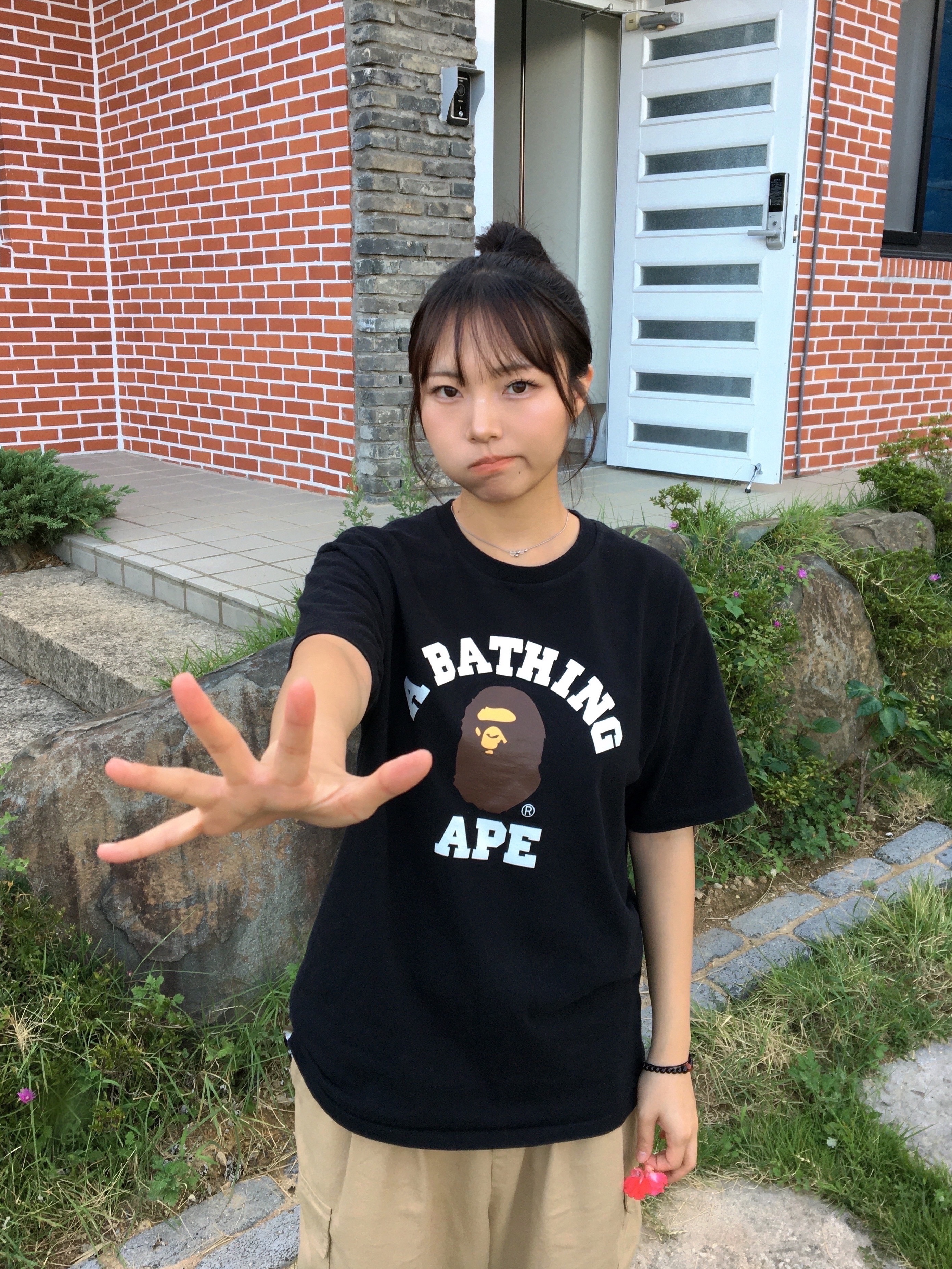 BAPE College T-Shirt Black, NewJeans Supernatural NJ x Murakami Drawstring Bag Ver. 착용 스타일 - 2